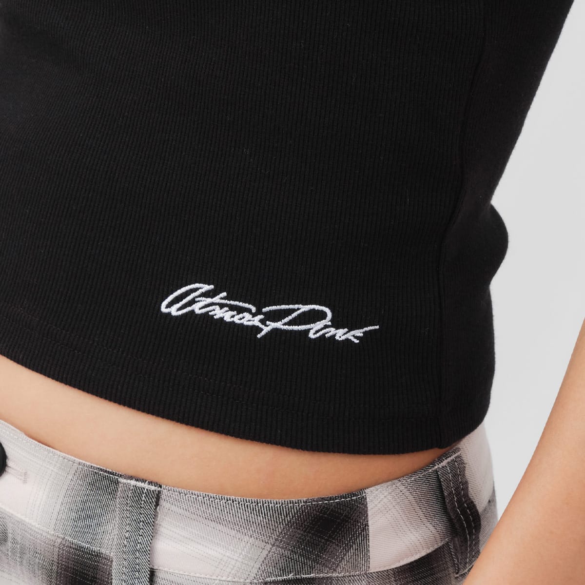 atmos pink Logo Embroidery Camisole BLACKの画像
