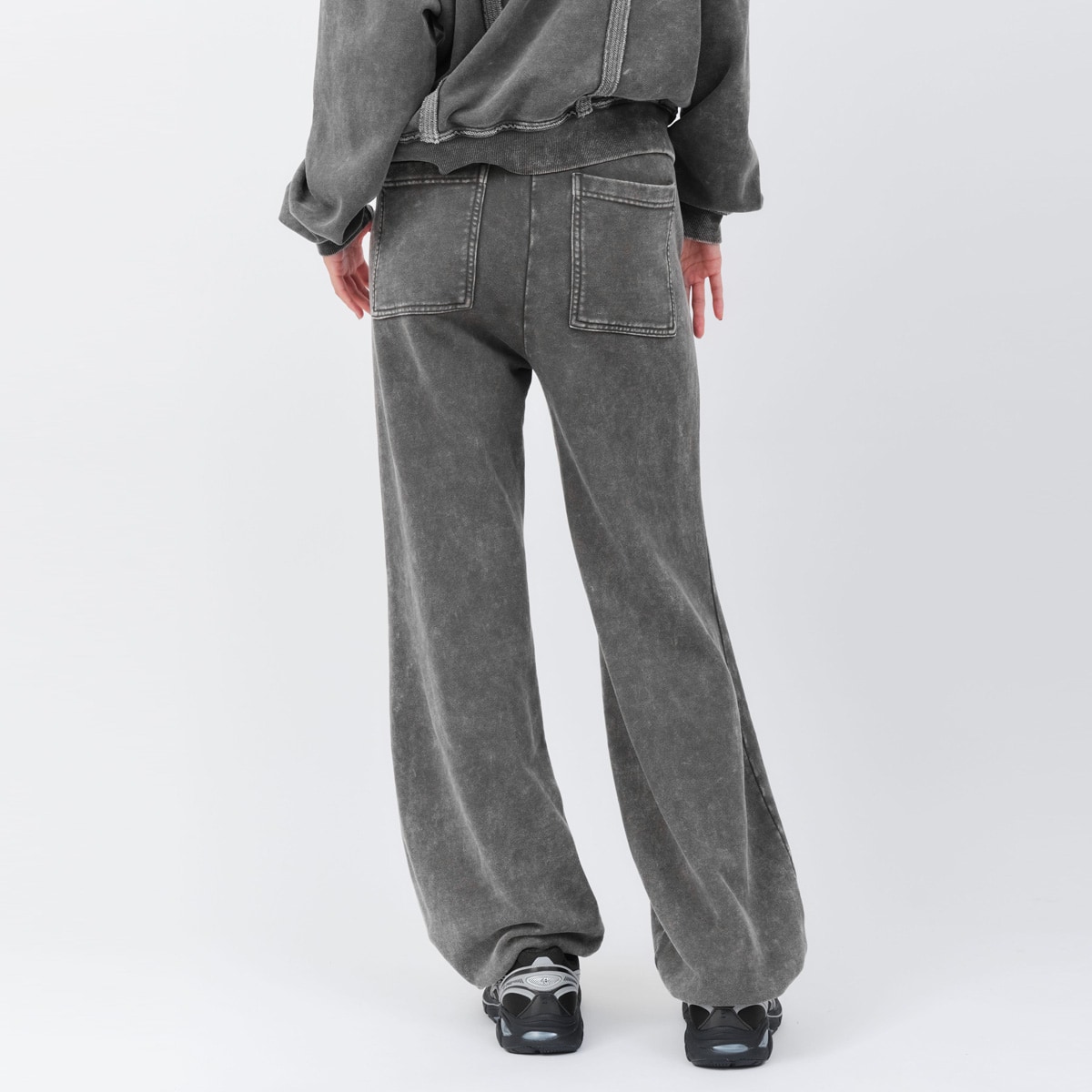 atmos pink Pigment Tapered Sweat Pants BLACKの画像