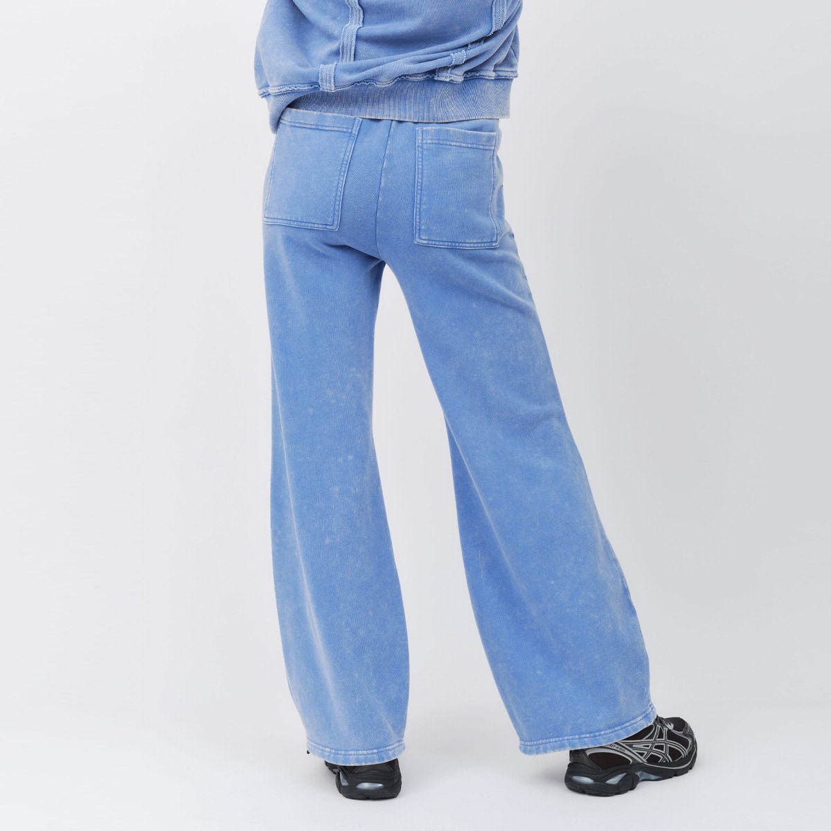 atmos pink Pigment Tapered Sweat Pants BLUEの画像