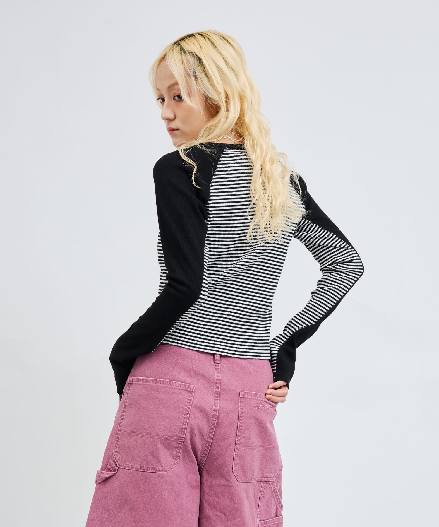 atmos pink V-Neck Raglan Long Sleeve T-shirt BLACKの画像