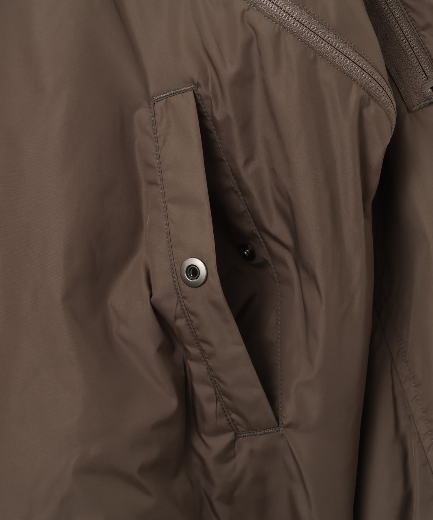 Poliquant THE BREATHABLE INSULATED BOMBER JACKET OLIVEの画像