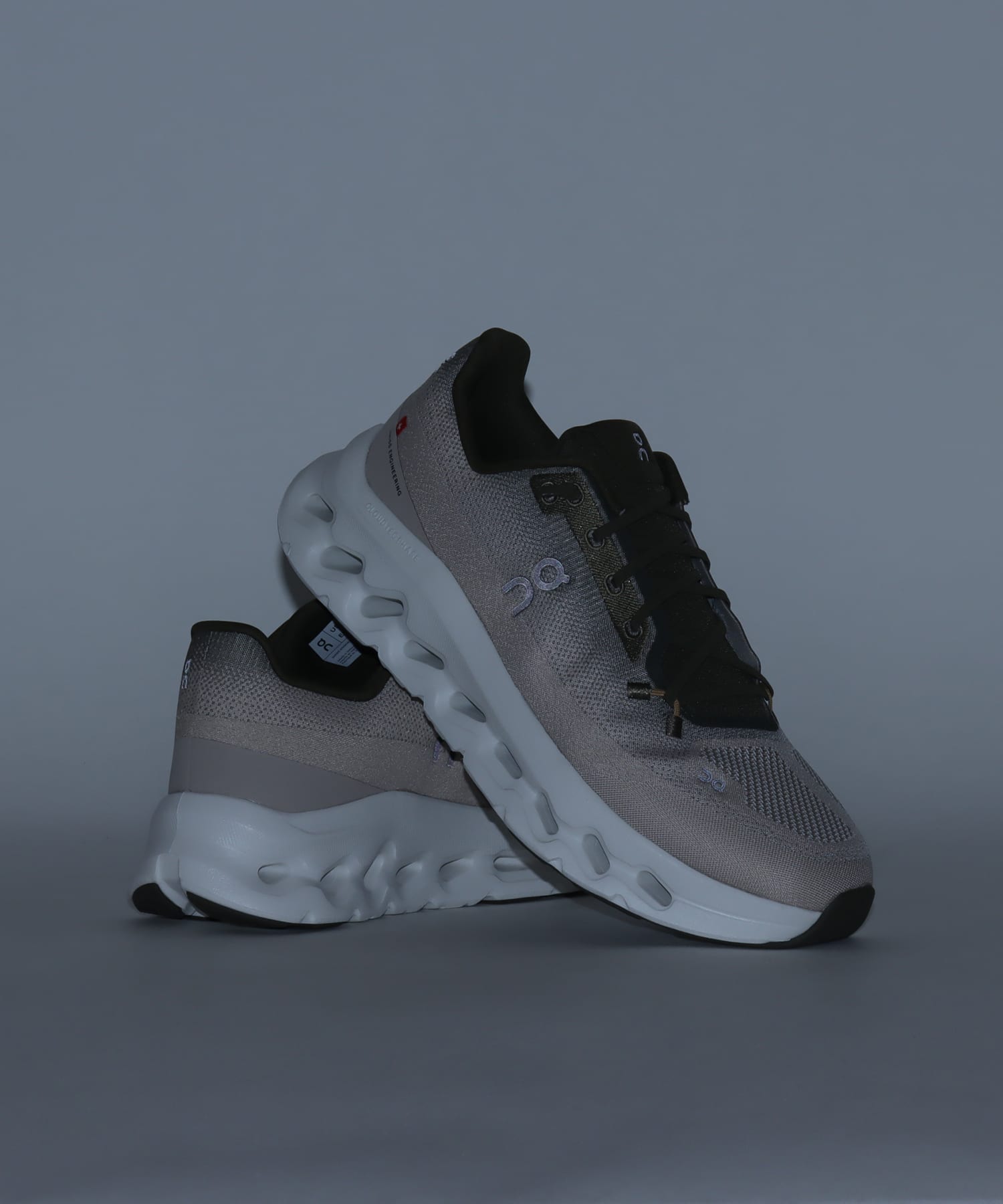 On CLOUDTILT M Olive | Desertの画像