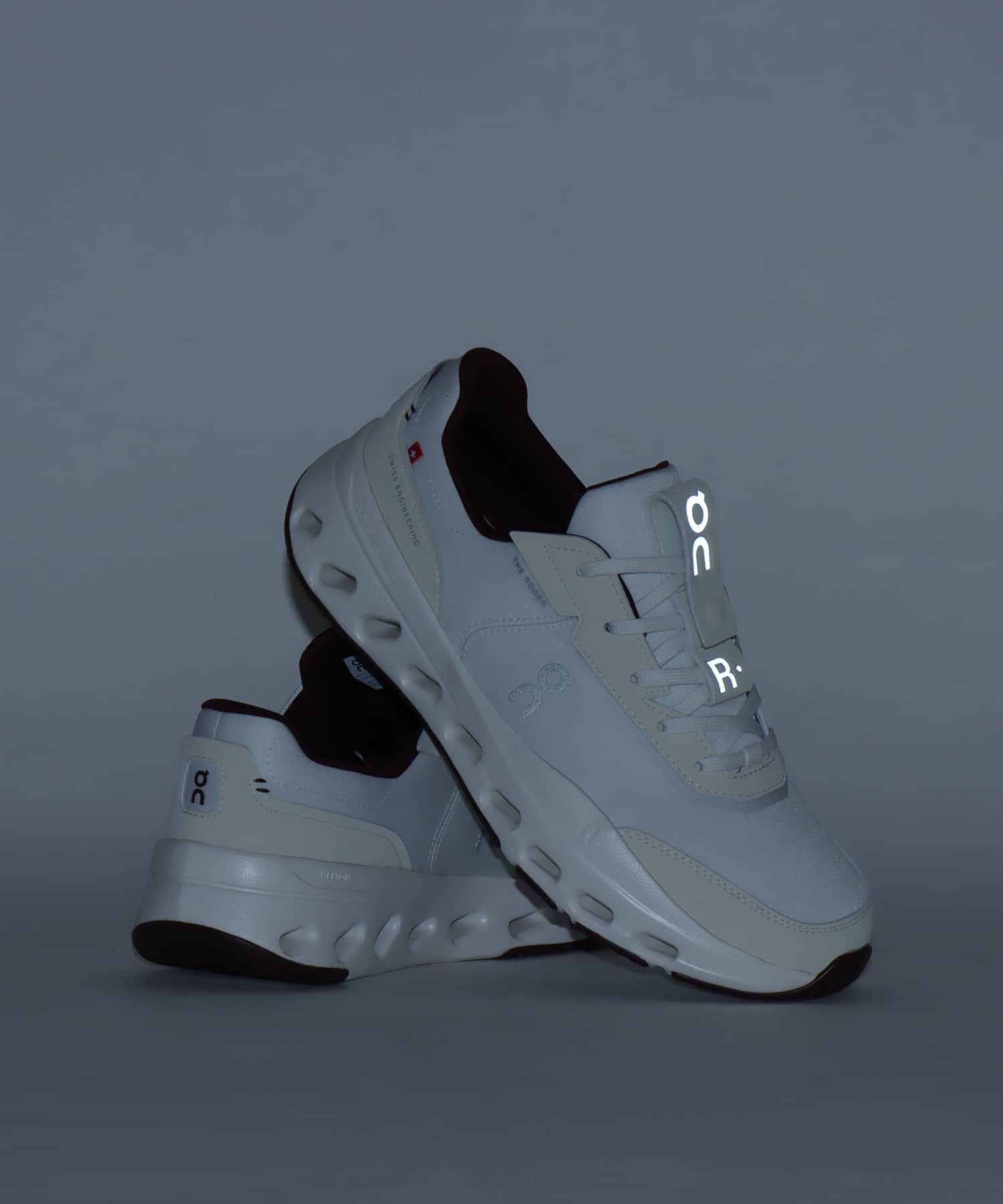 On THE ROGER Wildcard 1 M Ivory | Maroonの画像