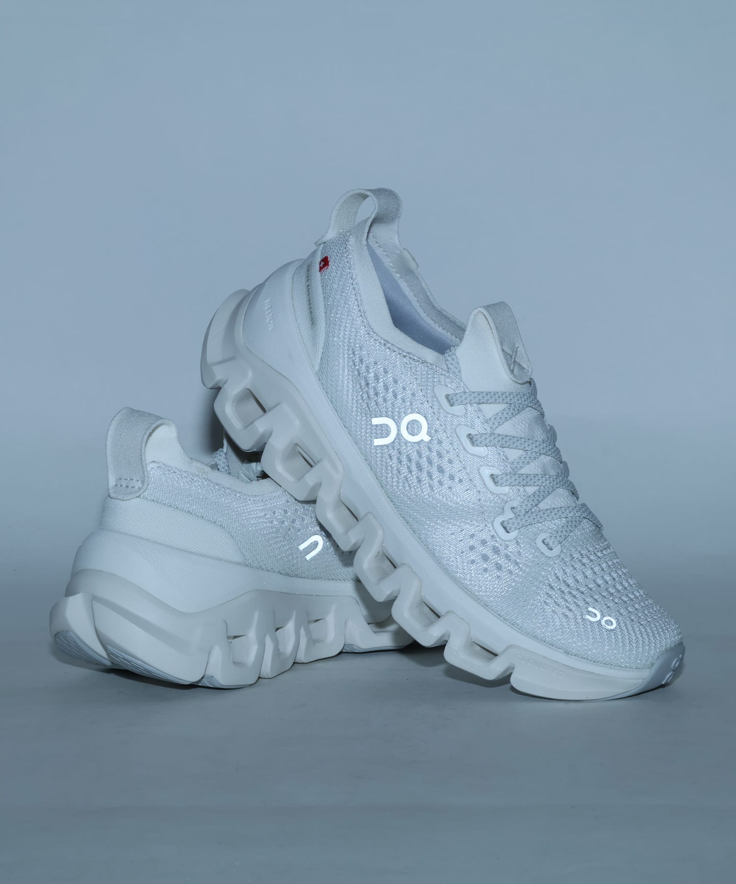 On CLOUD X TEMPO 1 W Ivory | Iceの画像