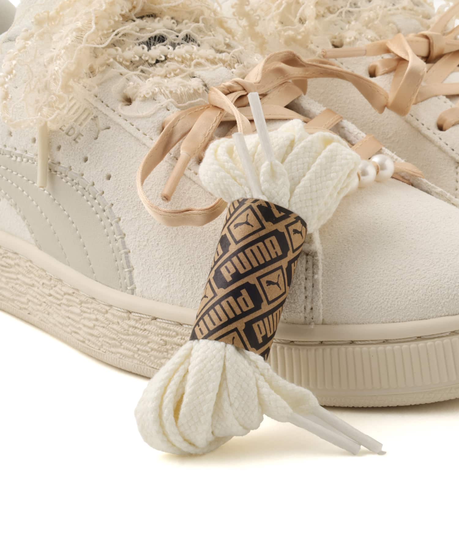 PUMA SUEDE BLOOM WNS FROSTED IVORY-SILVER FOGの画像