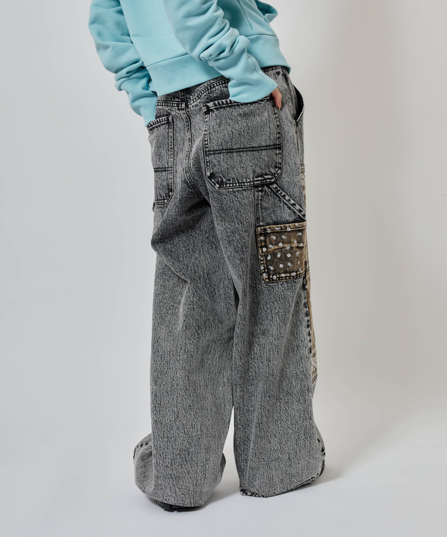 atmos pink Panelled Bandana Denim Pants BLACKの画像