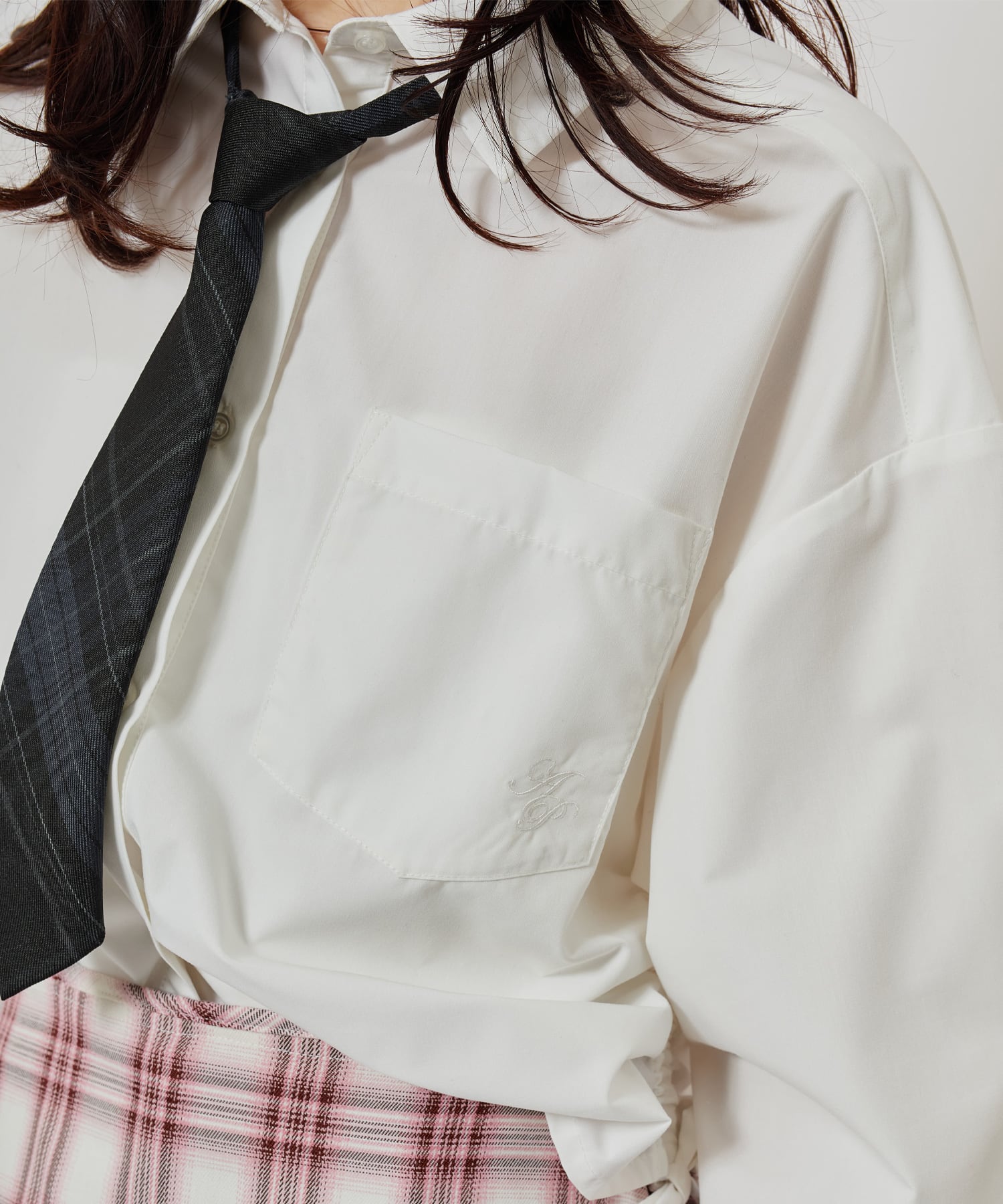 atmos pink Shirring Cropped Shirt WHITEの画像