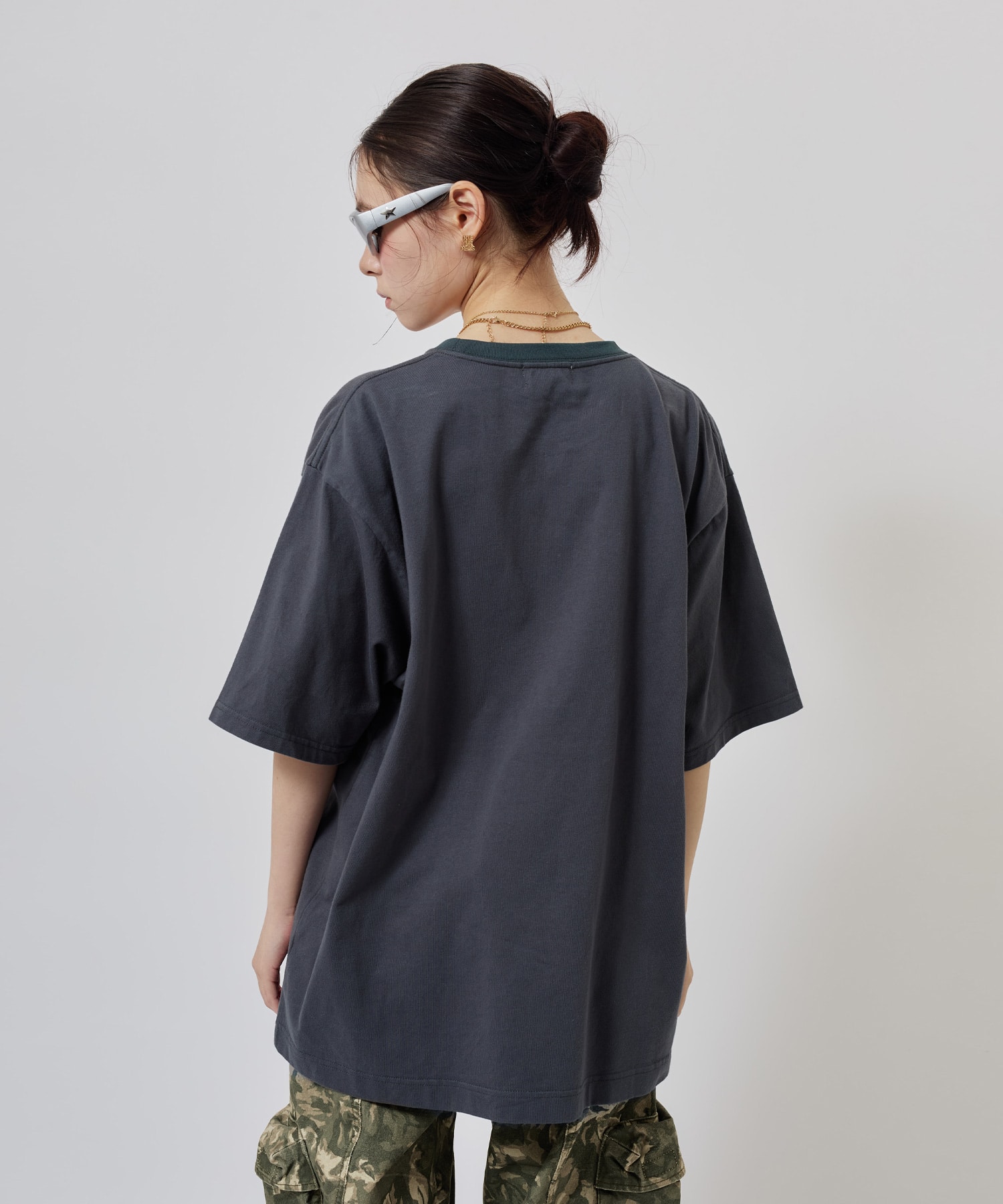 atmos pink Oval Logo T-shirt BLACKの画像