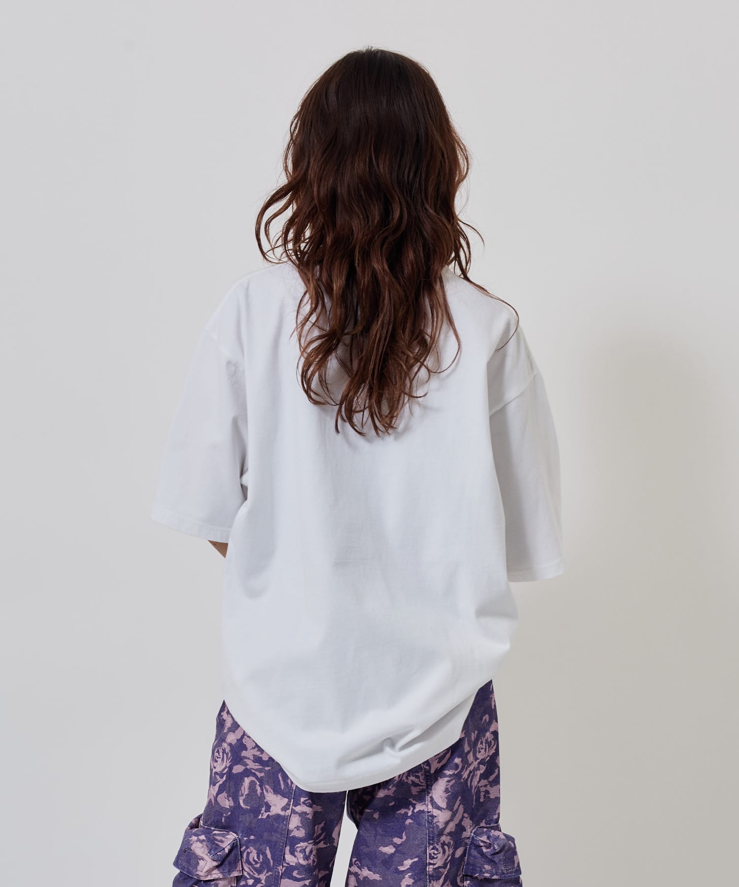 atmos pink Oval Logo T-shirt WHITEの画像