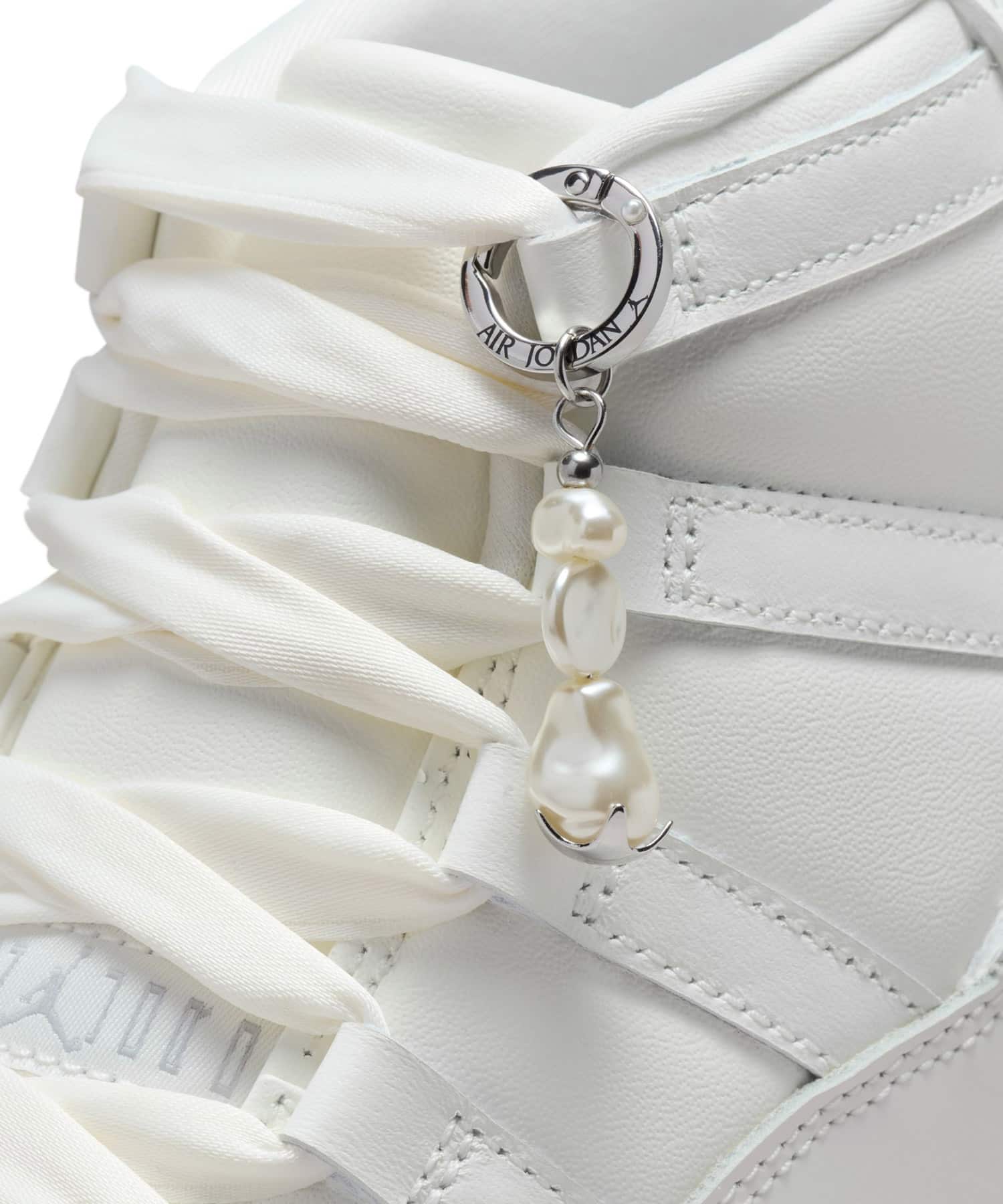 JORDAN BRAND WMNS AIR JORDAN 11 RETRO SAIL/PEARL GREY-WHITE-METALLIC SILVERの画像