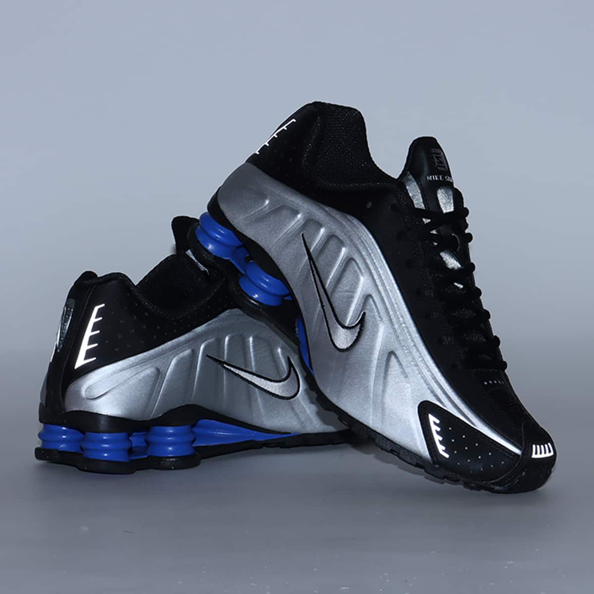 NIKE W SHOX R4 BLACK/METALLIC SILVER-RACER BLUEの画像