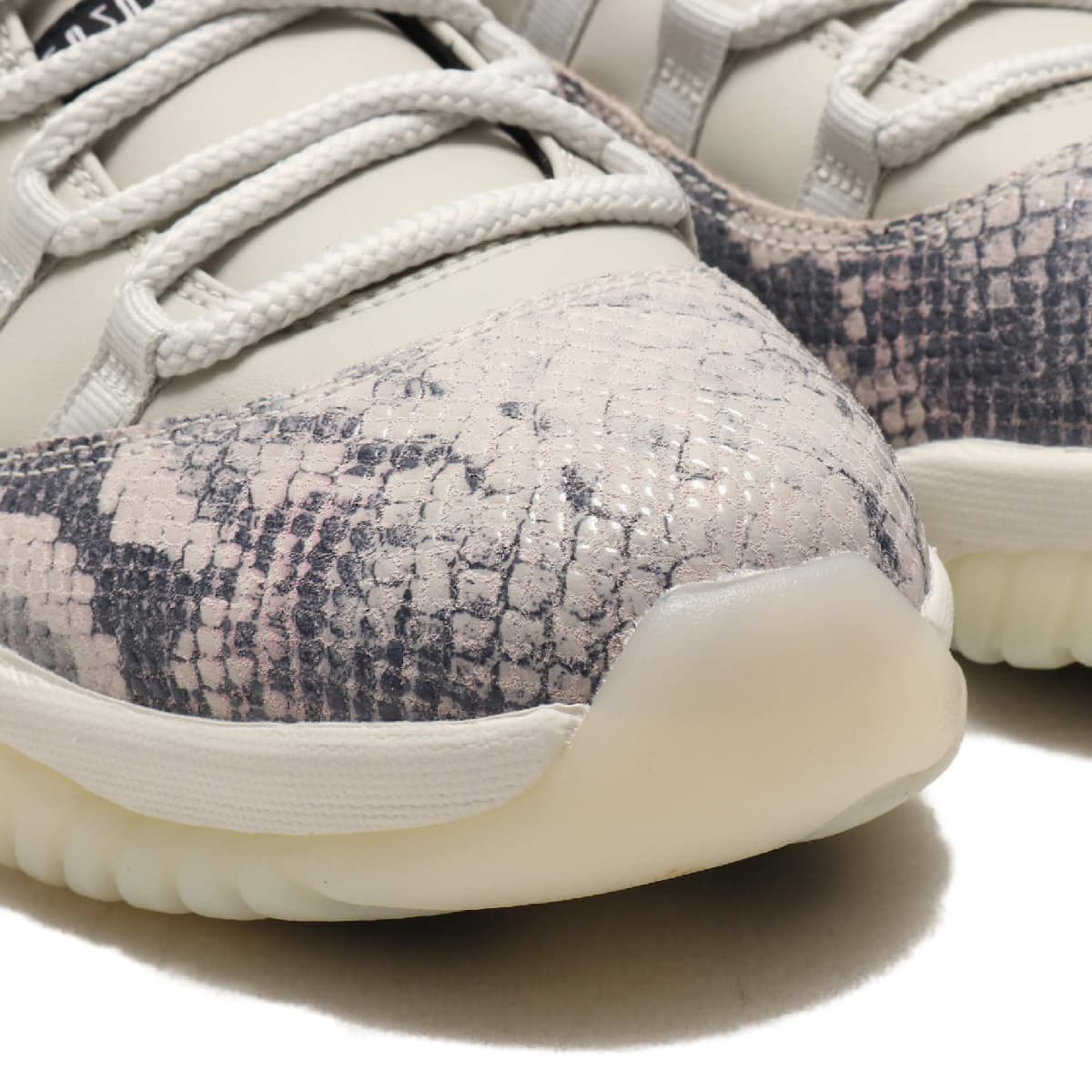 NIKE AIR JORDAN 11 RETRO LOW LE