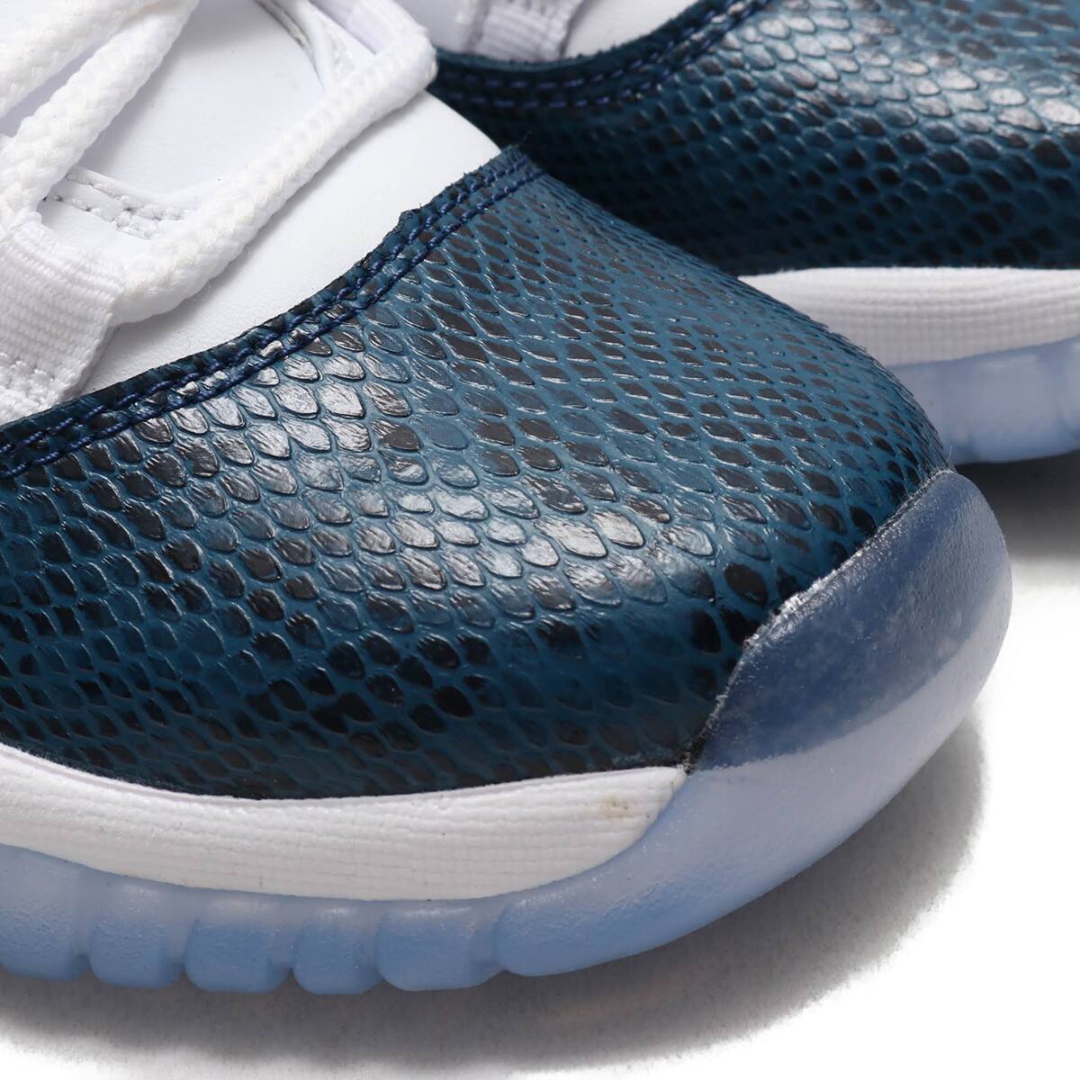 JORDAN BRAND AIR JORDAN 11 RETRO LOW LE GS WHITE/BLACK-NAVY 19SU-Sの画像