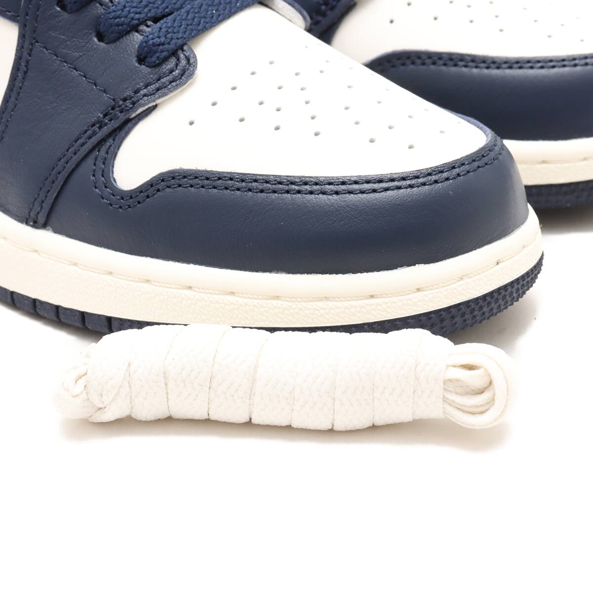 JORDAN BRAND AIR JORDAN 1 RETRO LOW OG (GS) OBSIDIAN/UNIVERSITY BLUE-SAILの画像