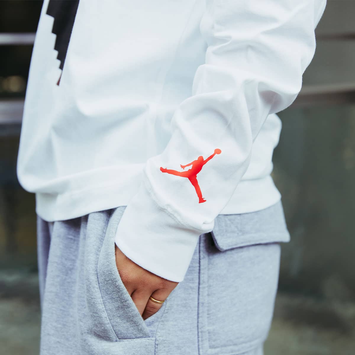 JORDAN BRAND AS M J BRAND HOL LS CREW WHITE/CHILE RED 21HO-I