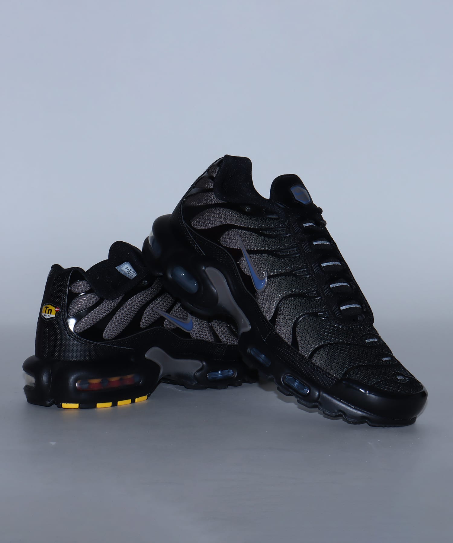 NIKE AIR MAX PLUS BLACK/DIFFUSED BLUE-CAVE STONEの画像