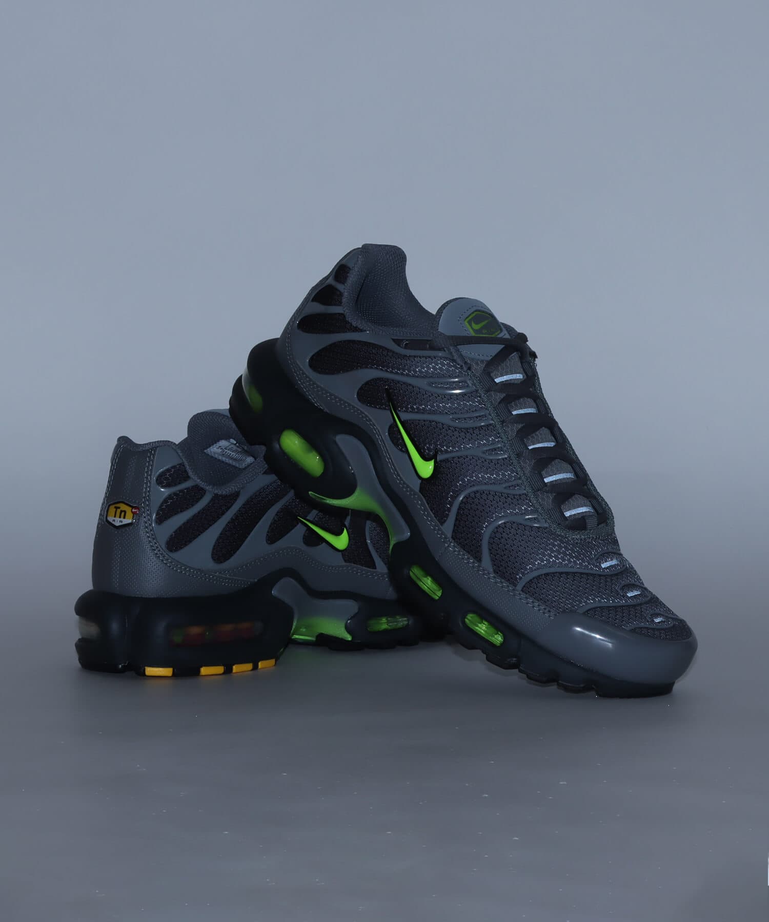NIKE AIR MAX PLUS SMOKE GREY/VOLT-DK SMOKE GREY-BLACKの画像
