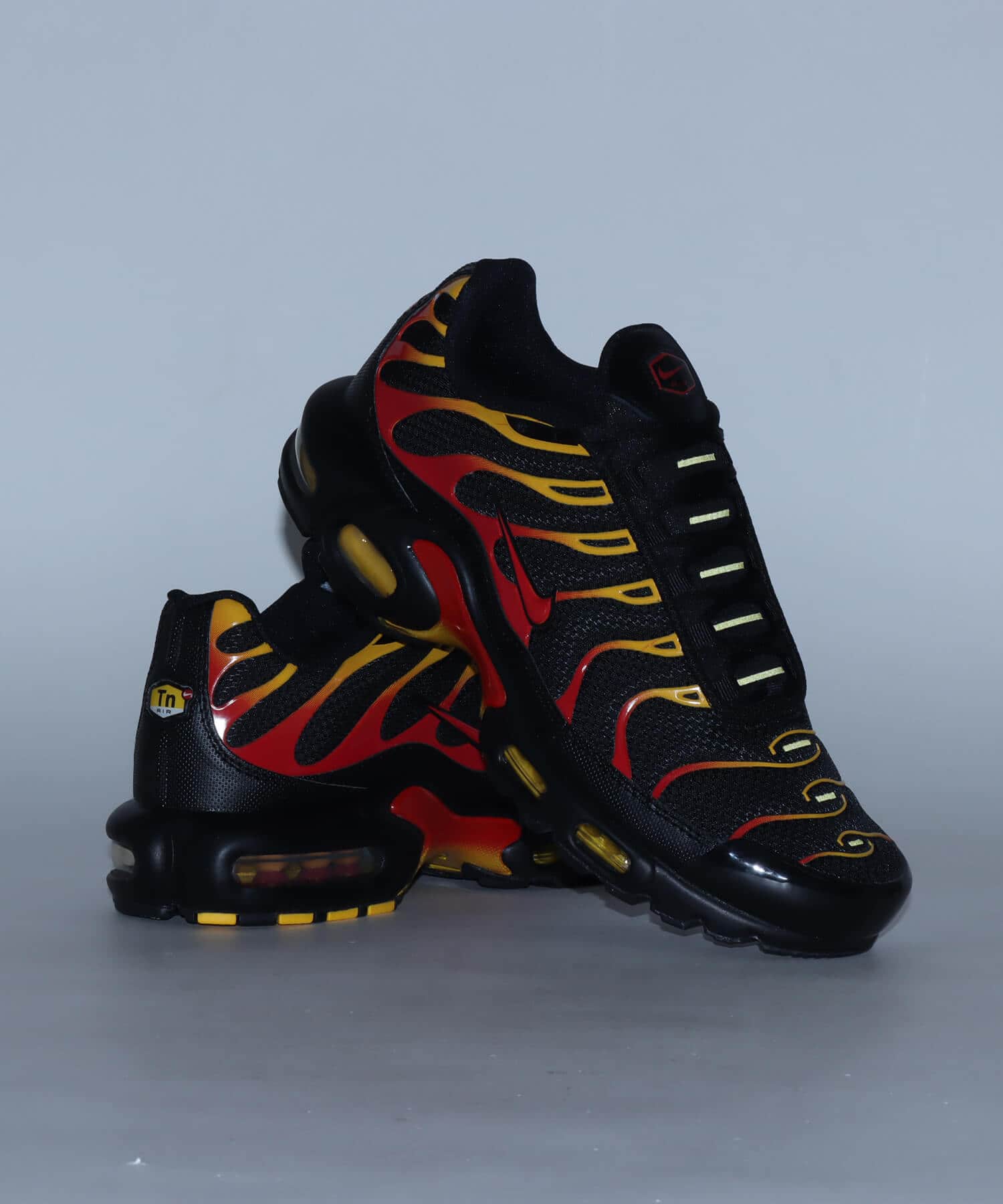 NIKE AIR MAX PLUS BLACK/UNIVERSITY RED-UNIVERSITY GOLDの画像
