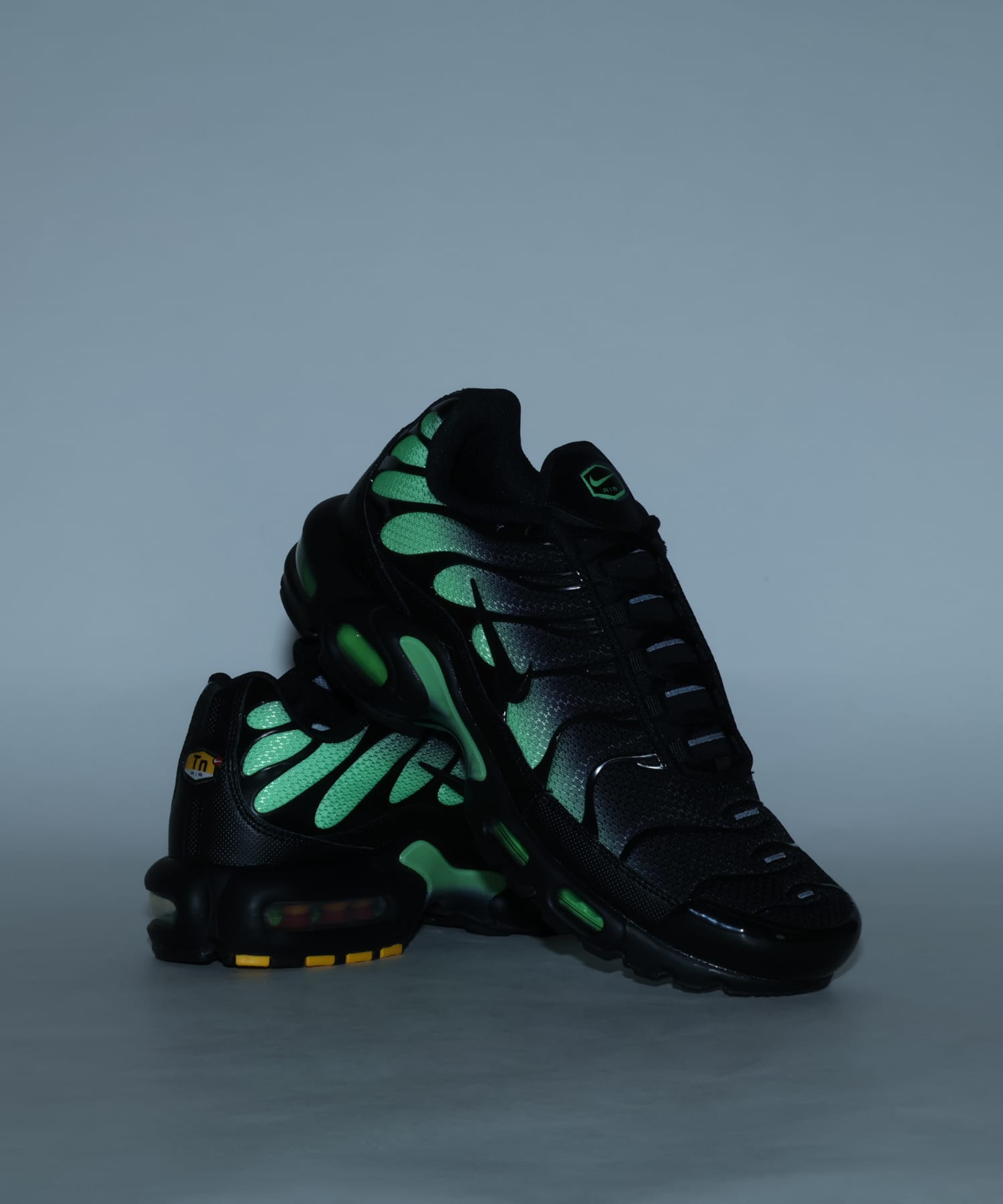 NIKE AIR MAX PLUS BLACK/BLACK-ILLUSION GREENの画像