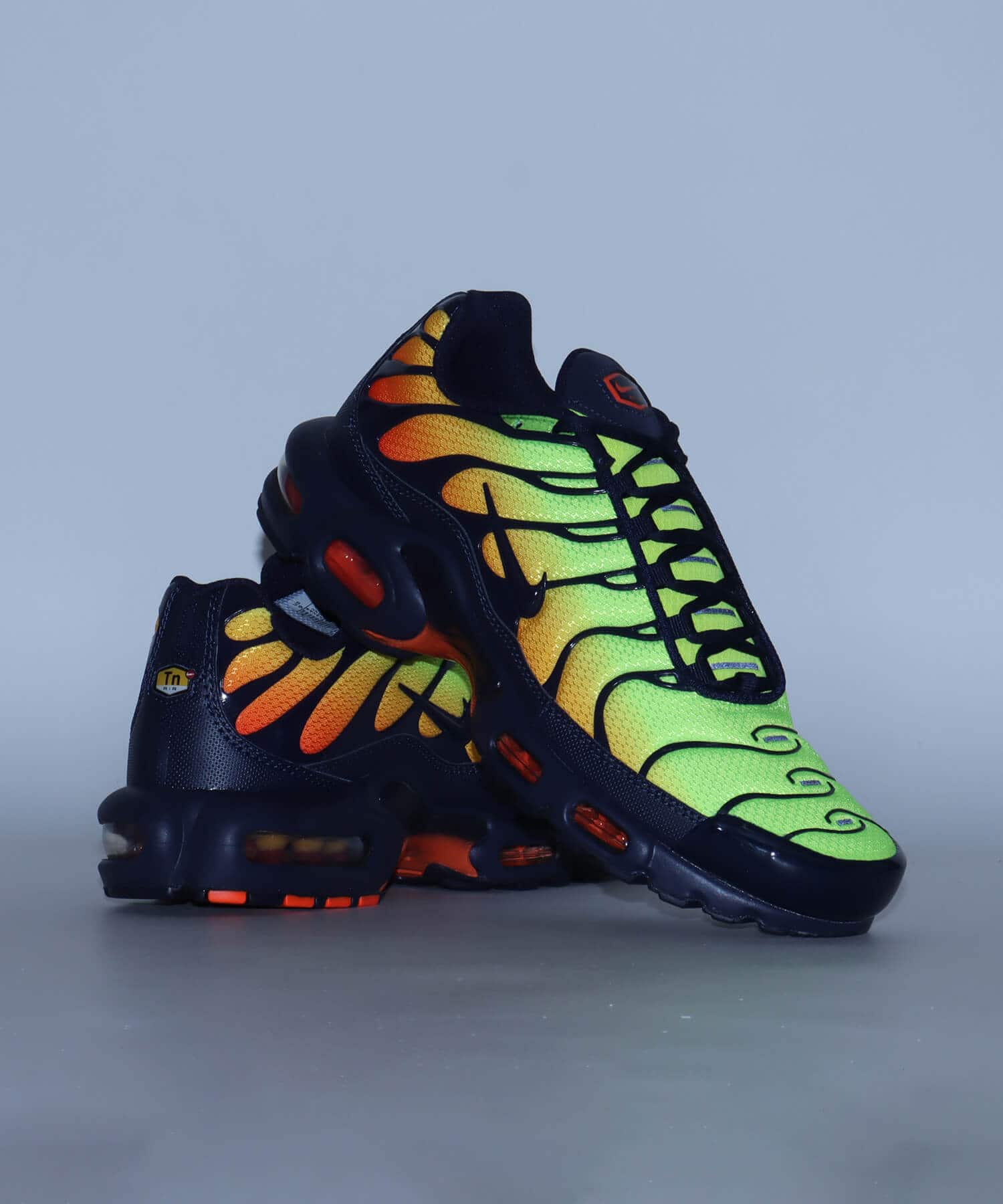 NIKE AIR MAX PLUS LEMON VENOM/BLACKENED BLUE-HYPER CRIMSONの画像