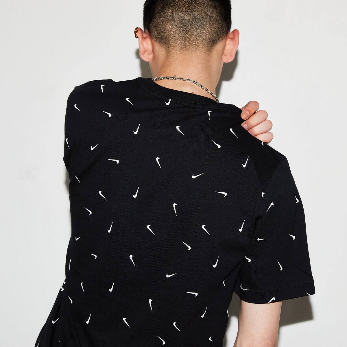 NIKE AS M NSW CLUB TEE AOP BLACK 22FA-Iの画像