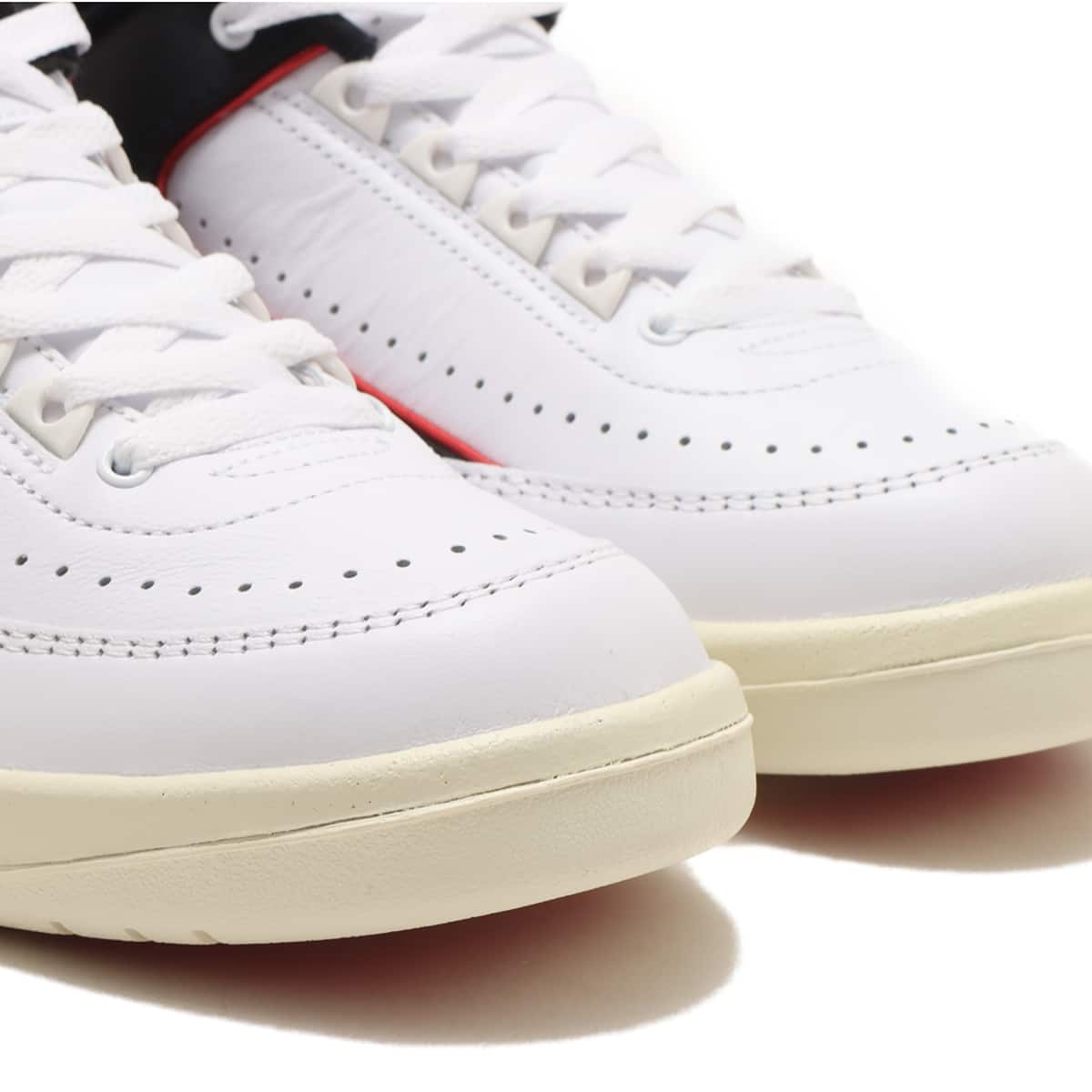 JORDAN BRAND WMNS AIR JORDAN 2 RETRO LOW WHITE/UNIVERSITY RED-BLACK-COCONUT MILKの画像