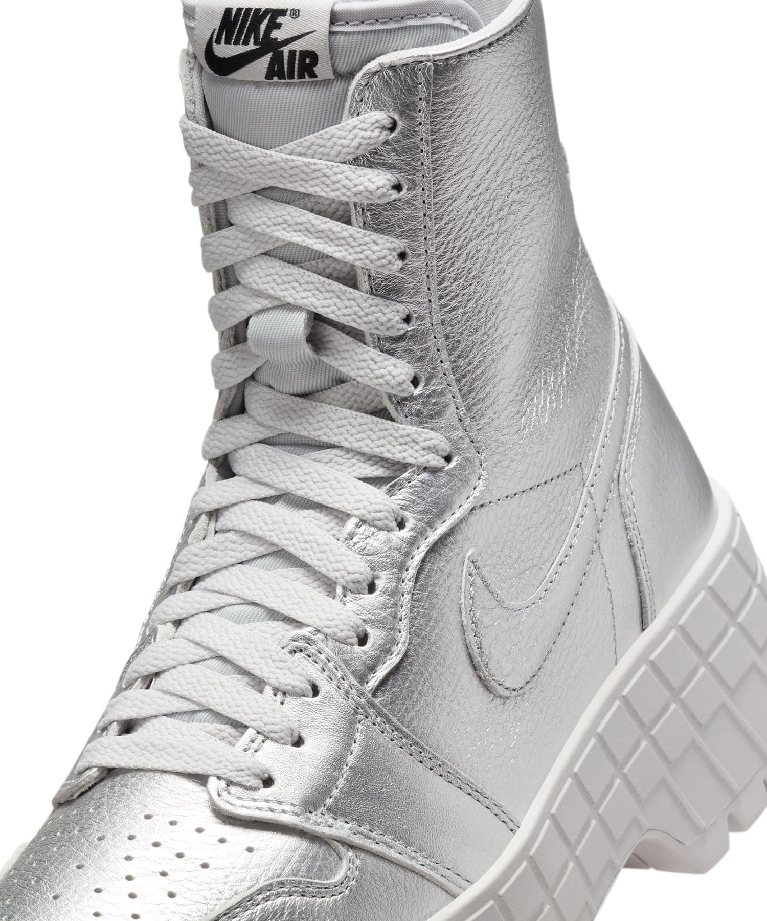 JORDAN BRAND WMNS AIR JORDAN 1 BROOKLYN METALLIC SILVER/NEUTRAL GREYの画像