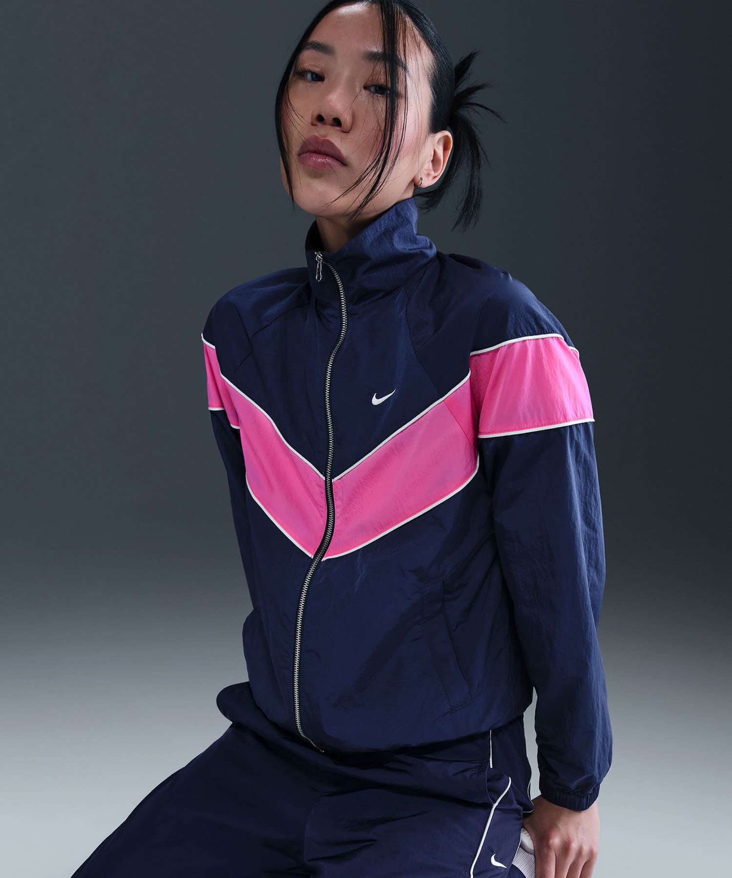 NIKE AS W NSW NK WR WVN UV FZ JKT MIDNIGHT NAVY/SAIL/PLAYFUL PINK/SAILの画像