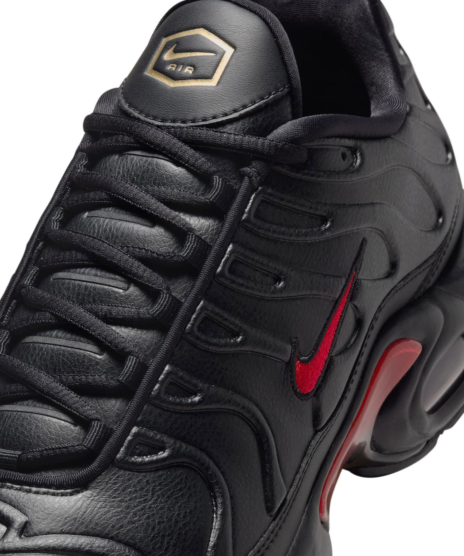 NIKE AIR MAX PLUS PRM BLACK/UNIVERSITY RED-BLACK-METALLIC GOLD の画像