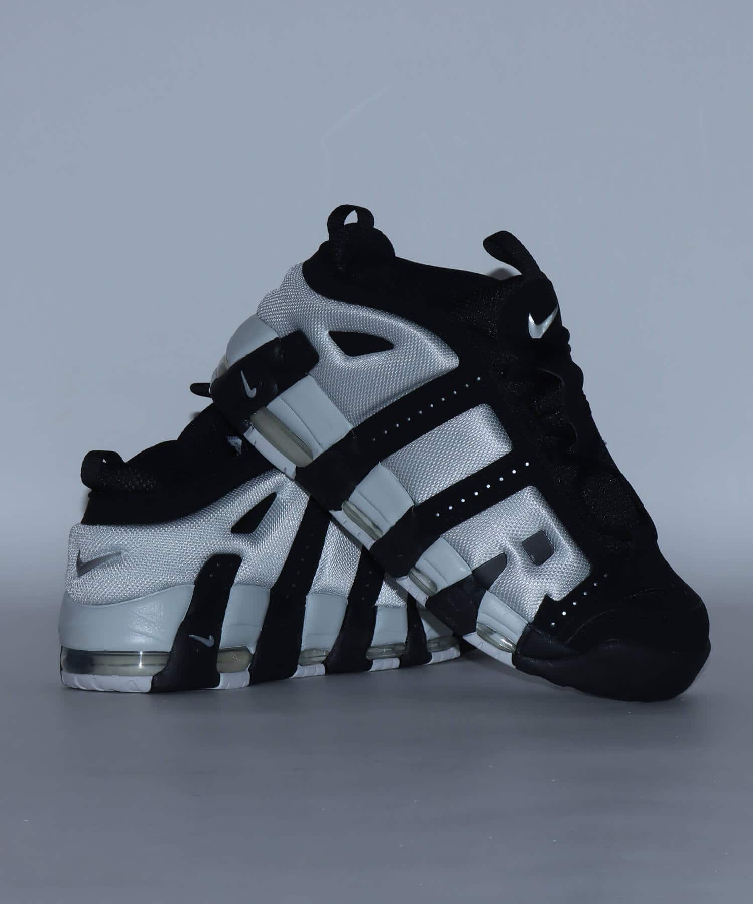 NIKE AIR MORE UPTEMPO LOW BLACK/PHOTON DUST-METALLIC SILVER の画像