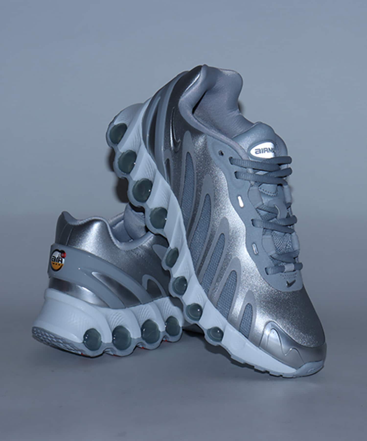 NIKE W AIR MAX DN8 WOLF GREY/METALLIC SILVER-OFF WHITEの画像