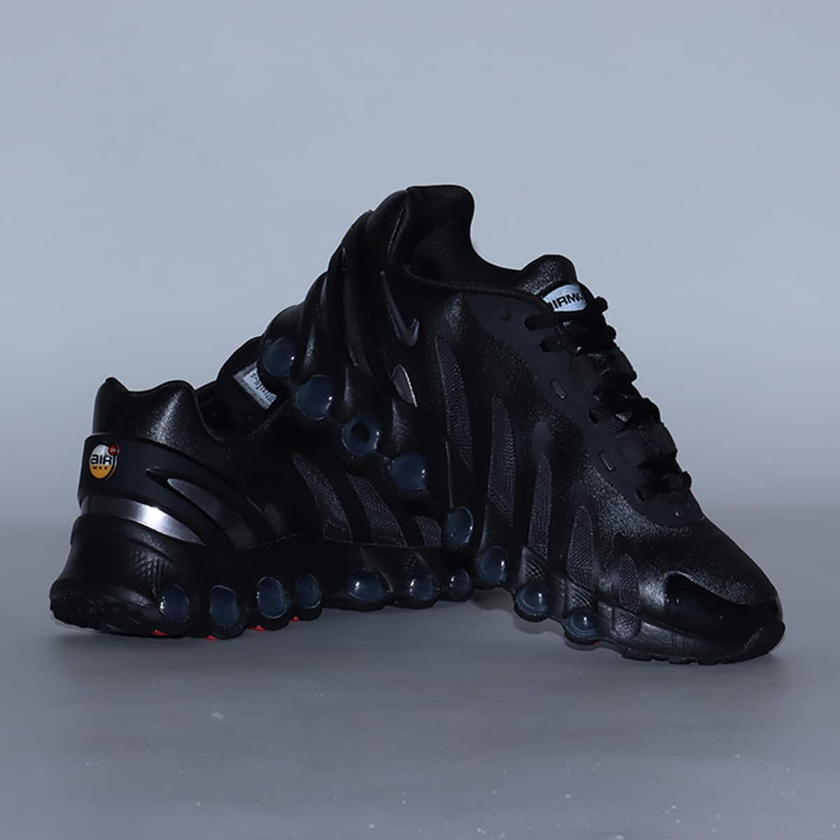 NIKE W AIR MAX DN8 BLACK/MTLC DARK GREY-IRON GREYの画像