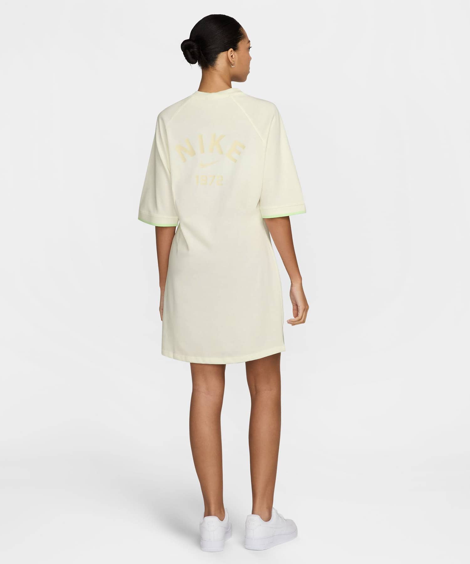 NIKE AS W NSW CLLCTN TSHRT DRESS SAIL/LT OREWOOD BRNの画像