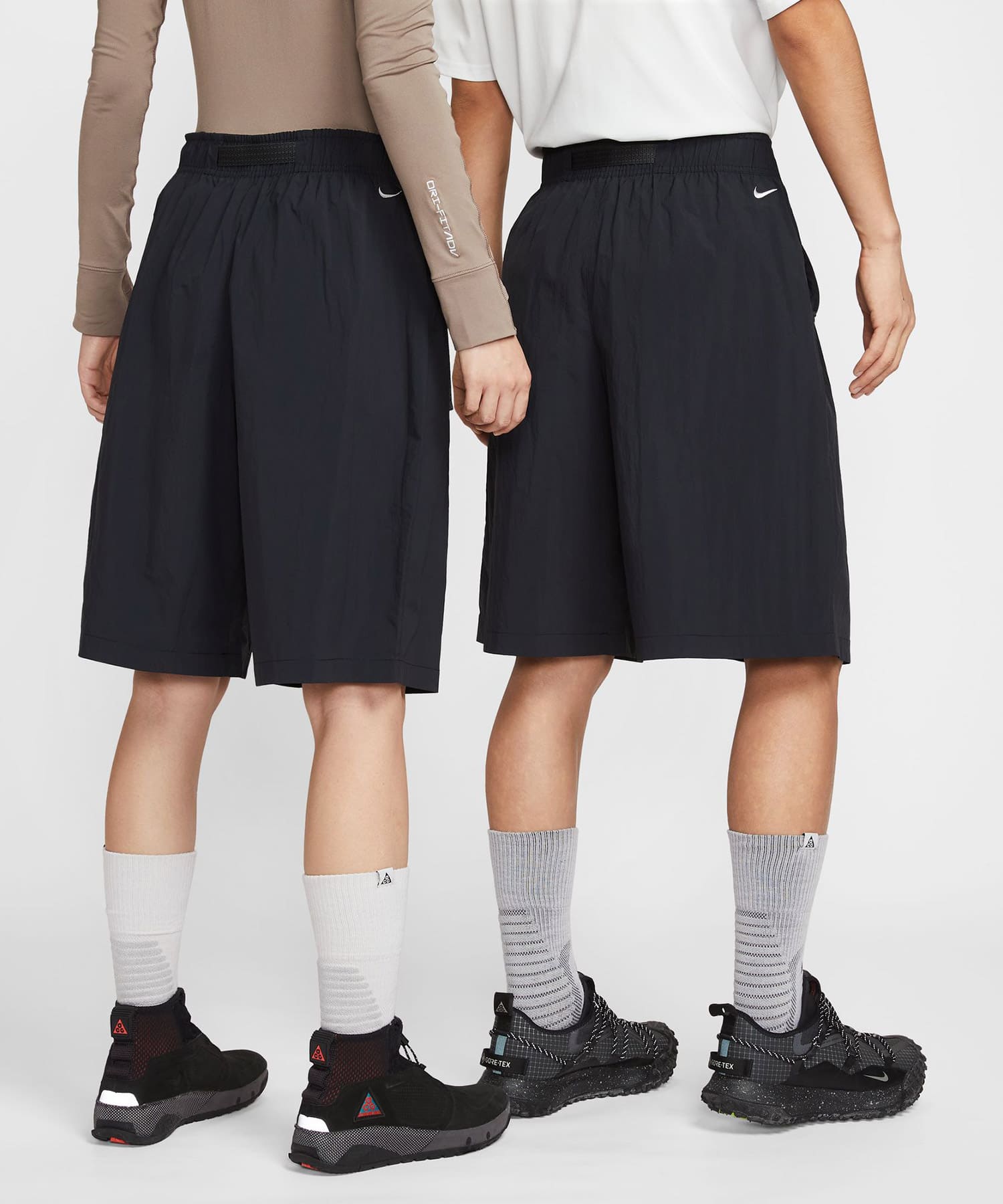 NIKE AS U ACG UV RPL ORB WVER OS SH BLACK/ANTHRACITE/SUMMIT WHITEの画像