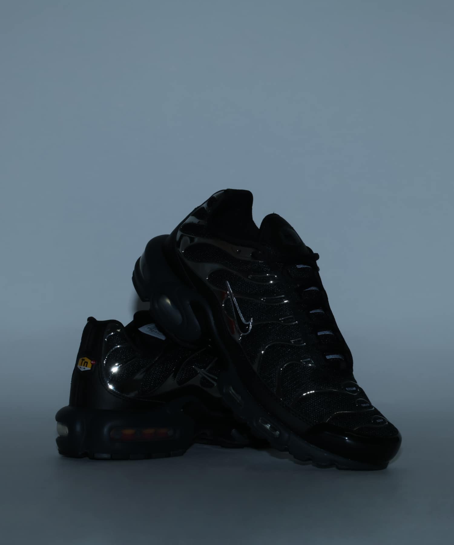 NIKE W AIR MAX PLUS SE BLACK/OFF NOIR-MTLC SILVER-LASER CRIMSONの画像