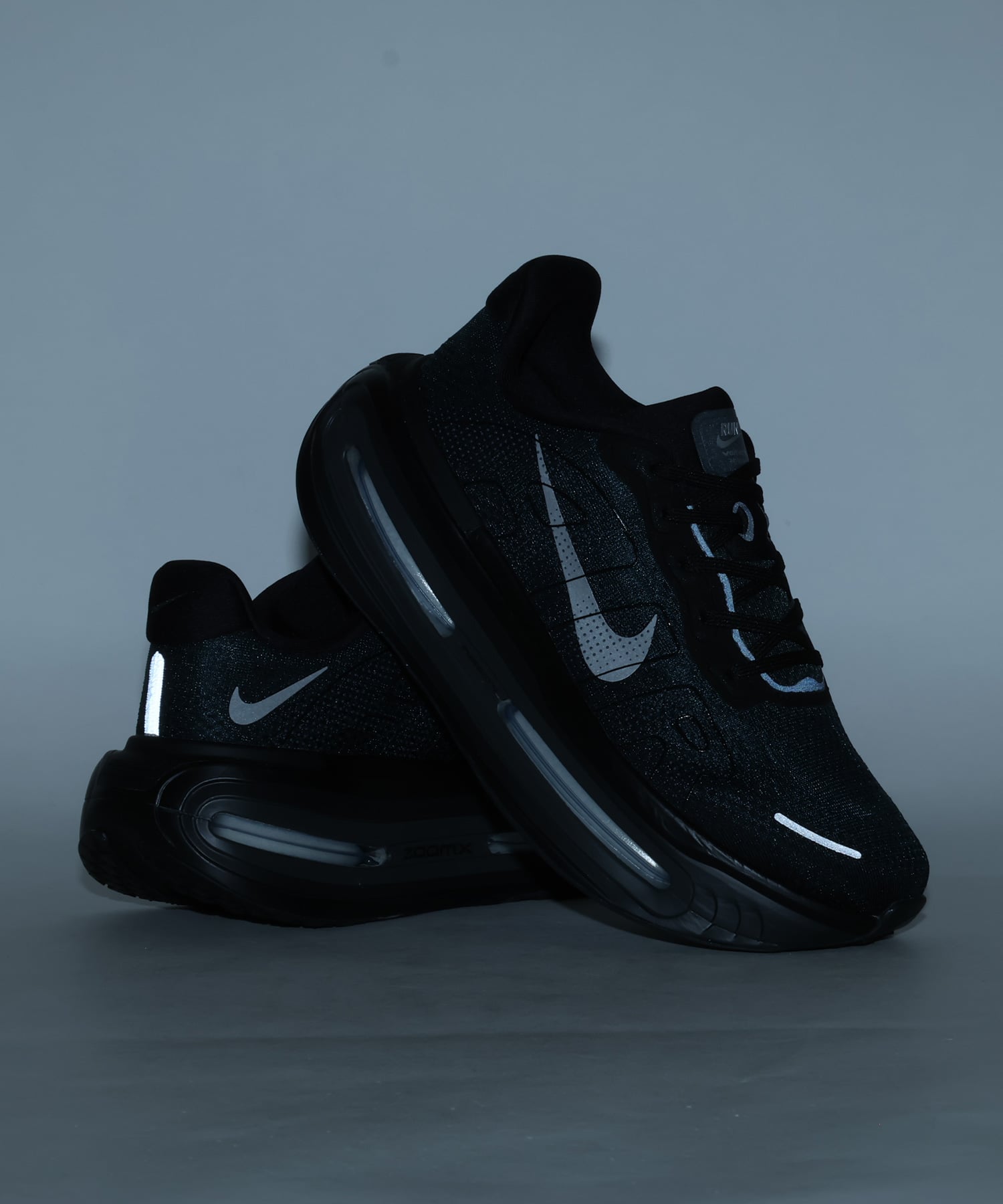 NIKE W VOMERO PREMIUM BLACK/MTLC SILVER-OFF NOIR-ANTHRACITE-WHITEの画像