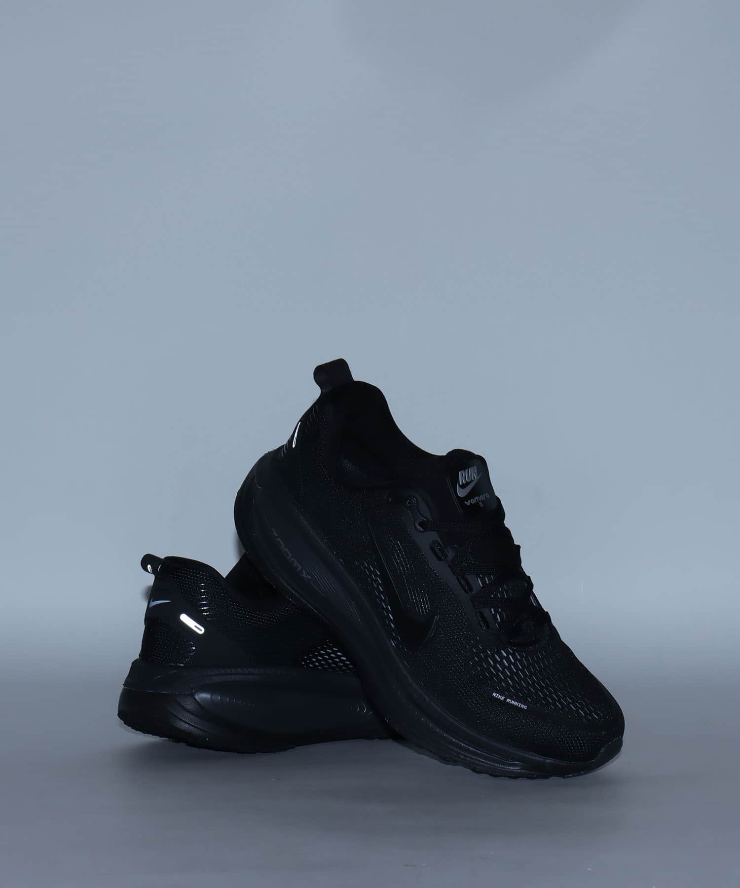 NIKE VOMERO 18 BLACK/BLACK-DK SMOKE GREY-LT SMOKE GREYの画像