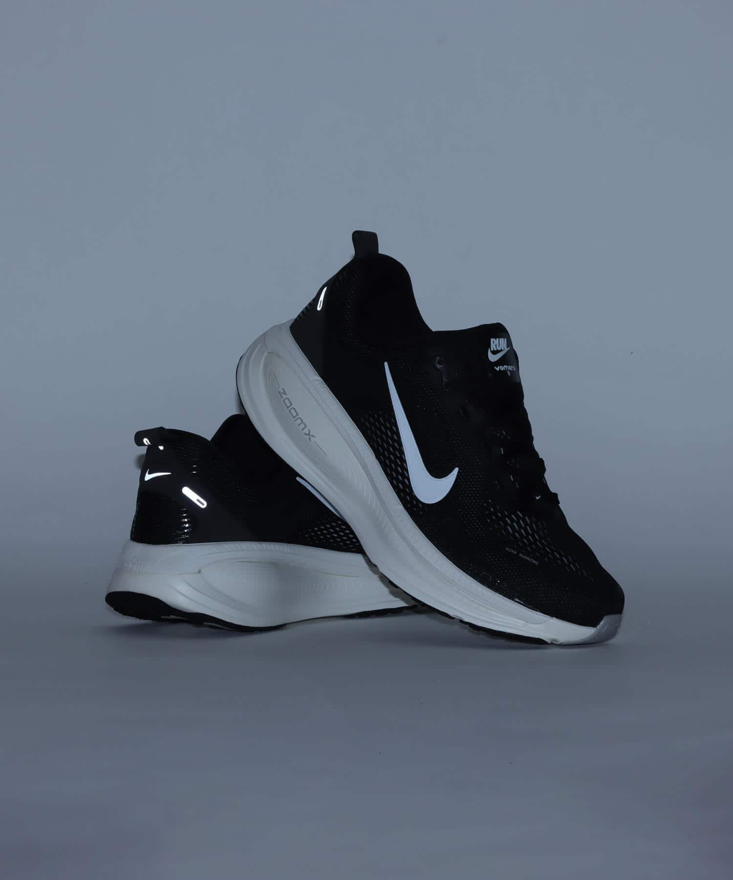 NIKE VOMERO 18 BLACK/SUMMIT WHITE-COCONUT MILKの画像