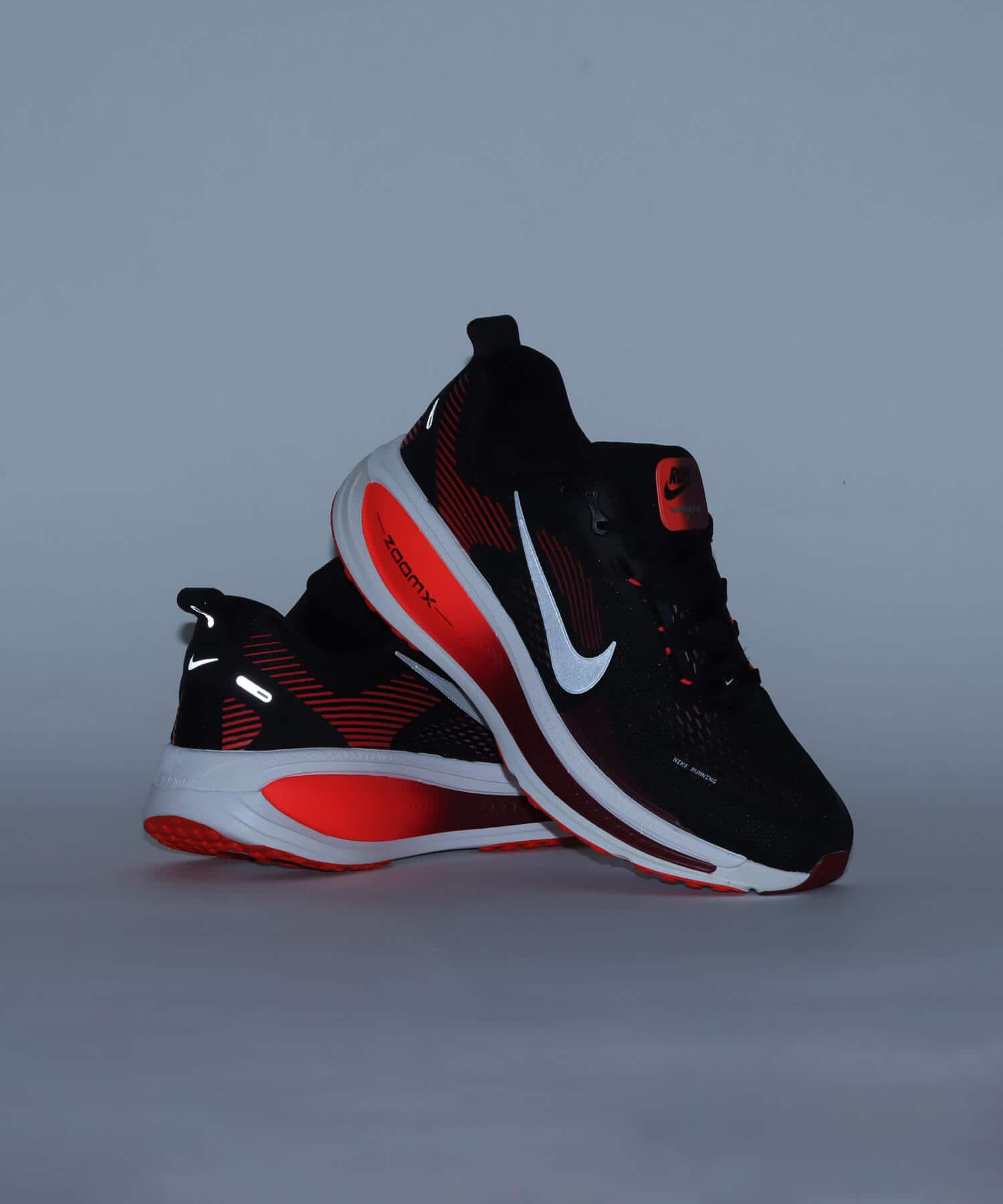 NIKE VOMERO 18 BLACK/METALLIC SILVER-BRIGHT CRIMSONの画像