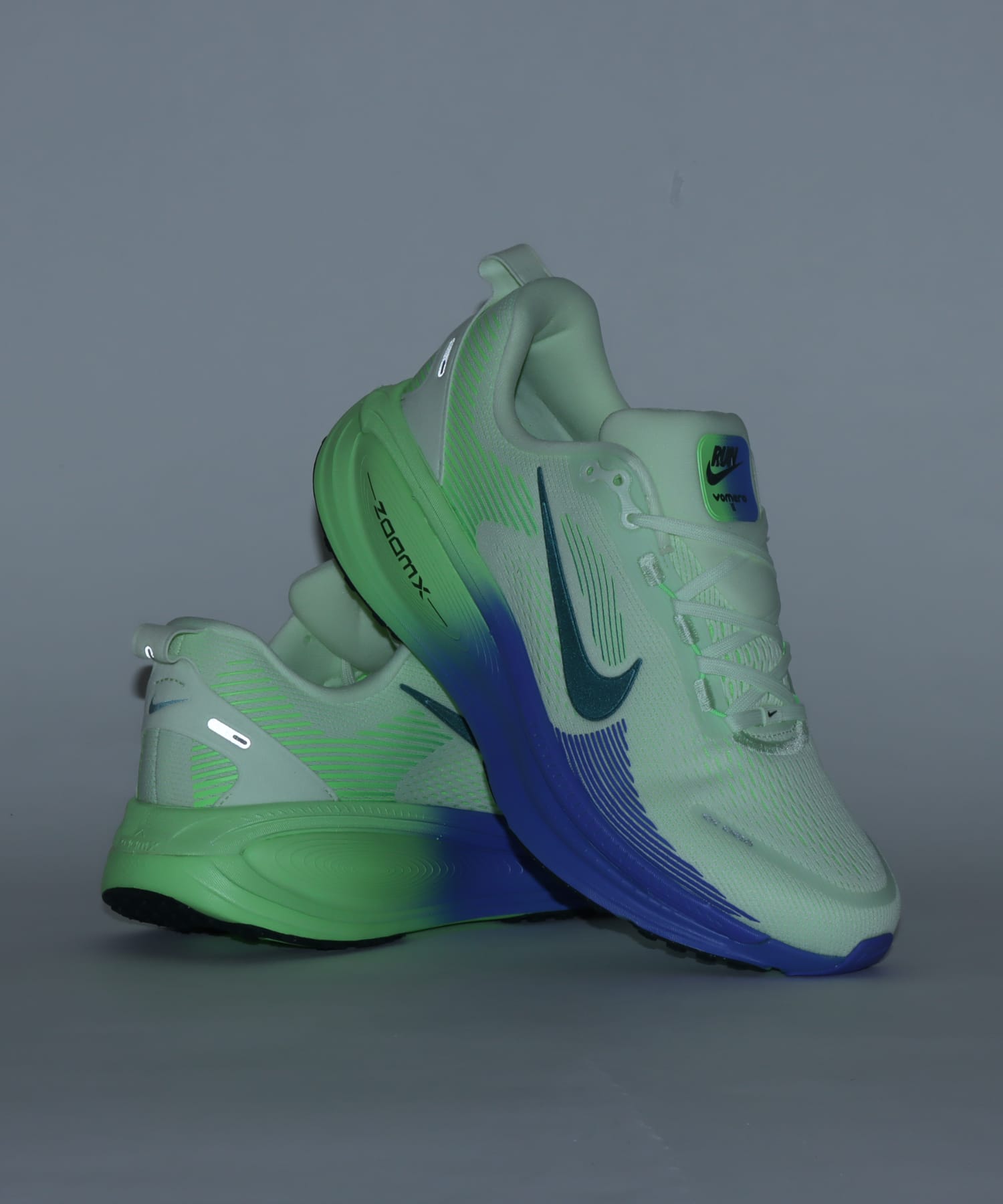 NIKE ZOOM VOMERO 18 WHITE/BLACK SPRUCE-VOLT TINT-SAPPHIREの画像