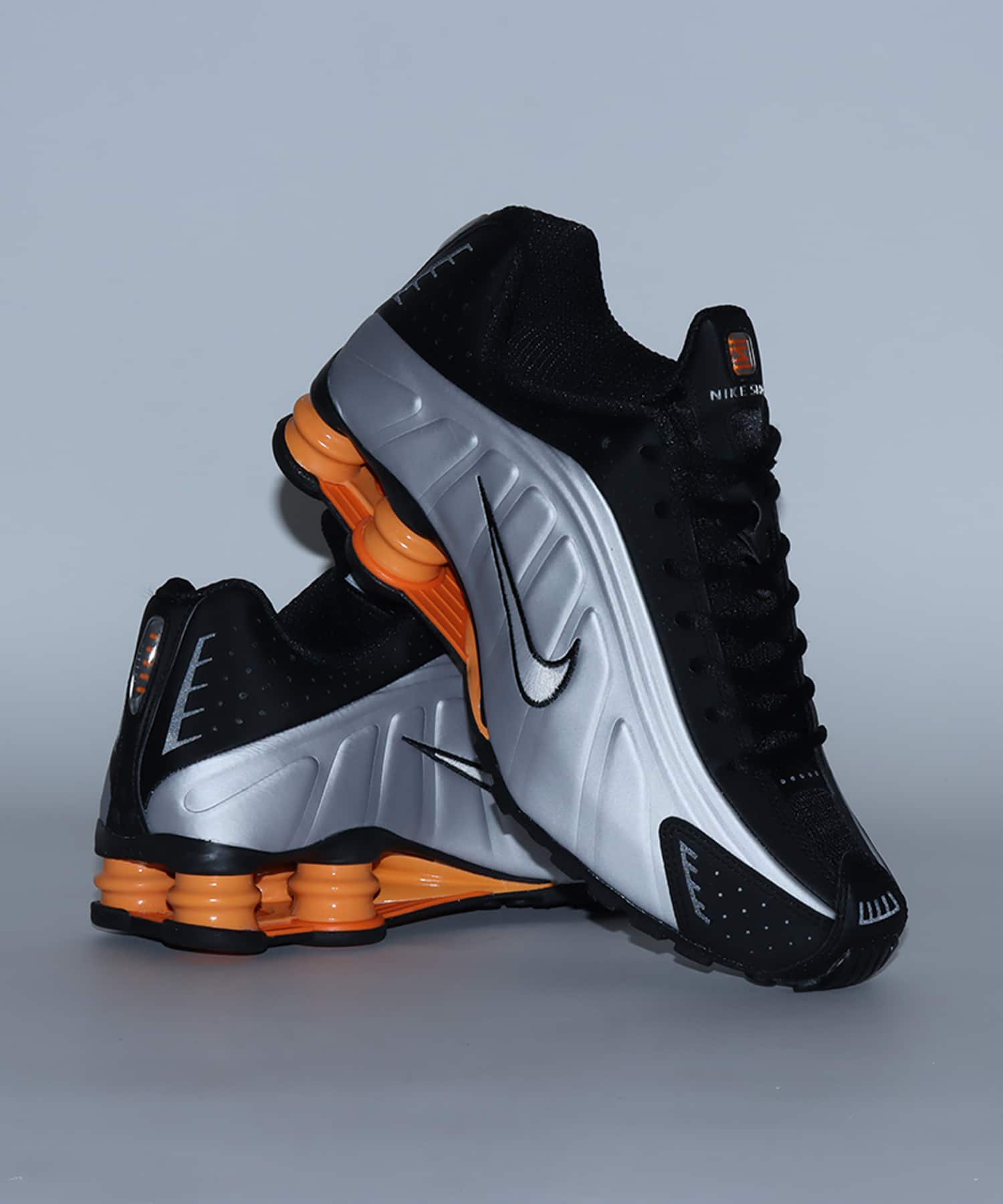 NIKE SHOX R4 BLACK/VAST GREY-BRIGHT MANDARINの画像