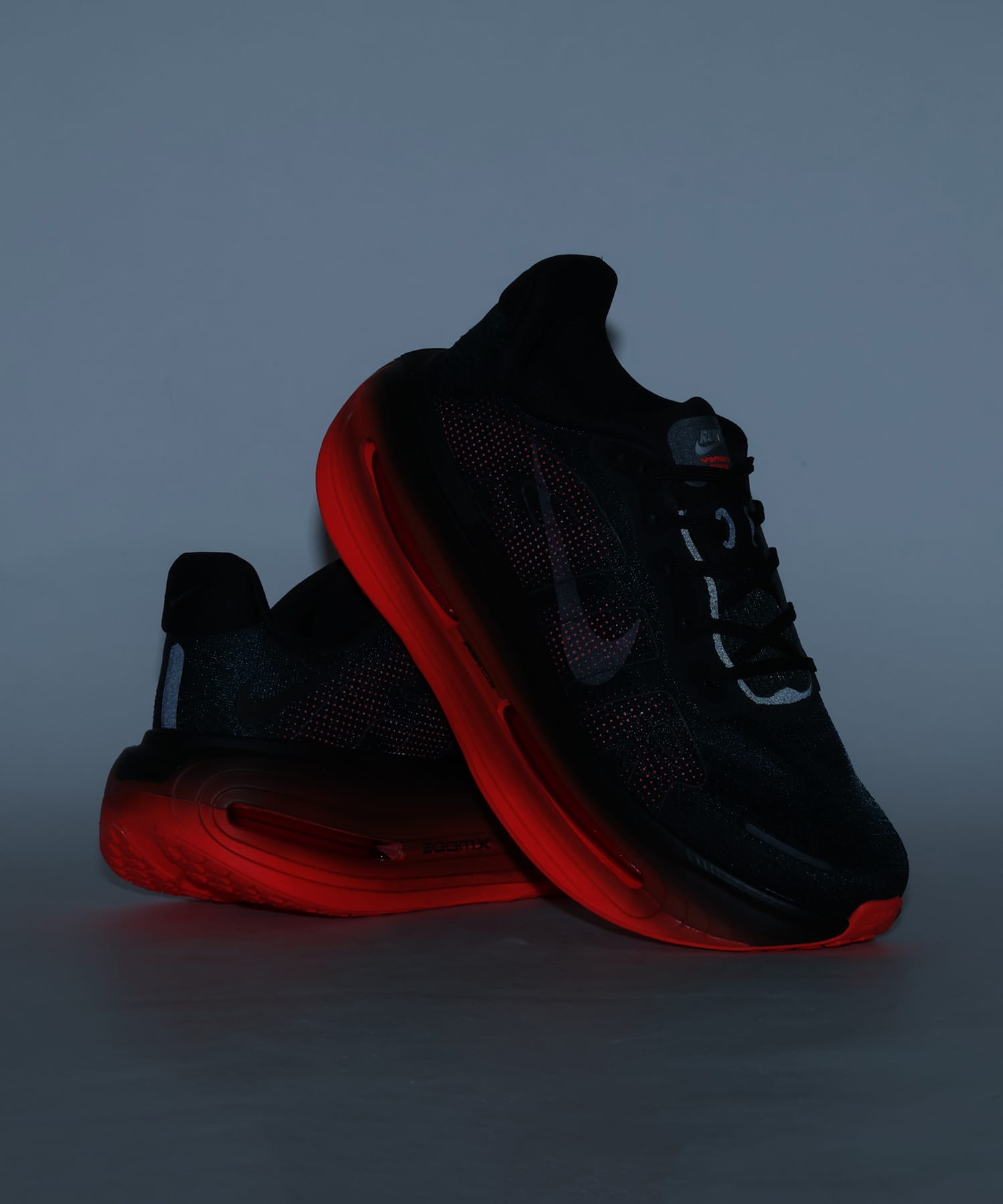 NIKE VOMERO PREMIUM BLACK/BLACK-BRT CRIMSONの画像