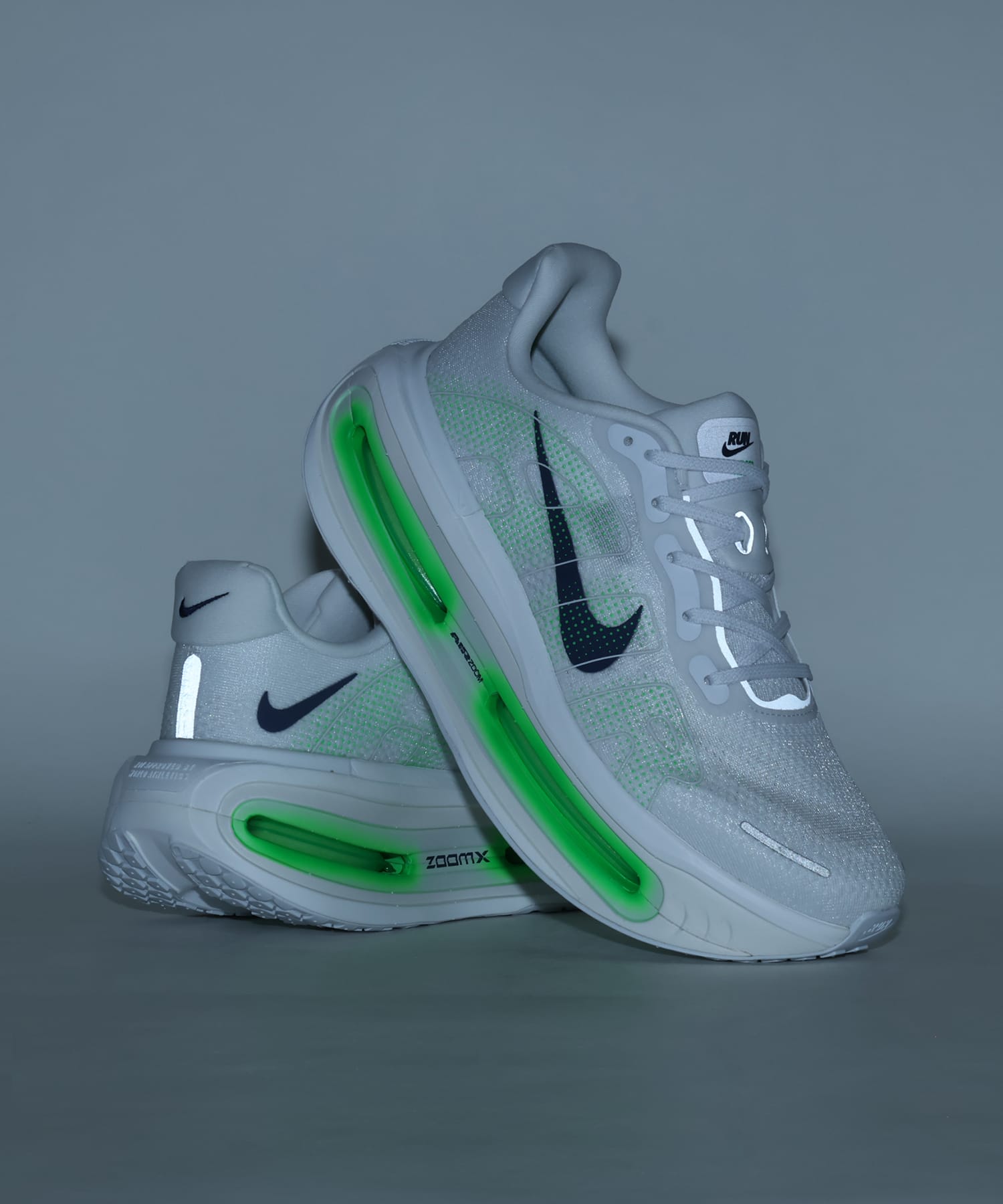 NIKE VOMERO PREMIUM WHITE/MIDNIGHT NAVY-GREEN SPARK-SUMMIT WHITE-OFF WHITEの画像