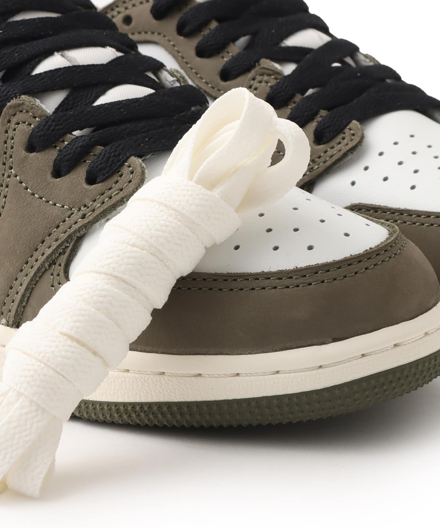 JORDAN BRAND AIR JORDAN 1 RETRO LOW OG (GS) MEDIUM OLIVE/BLACK-SUMMIT WHITE-SAILの画像