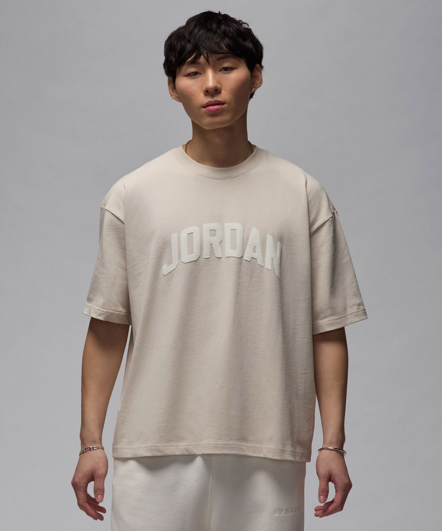 JORDAN BRAND M J FLT ESS BOXY SS CREW LT OREWOOD BRN/SAILの画像
