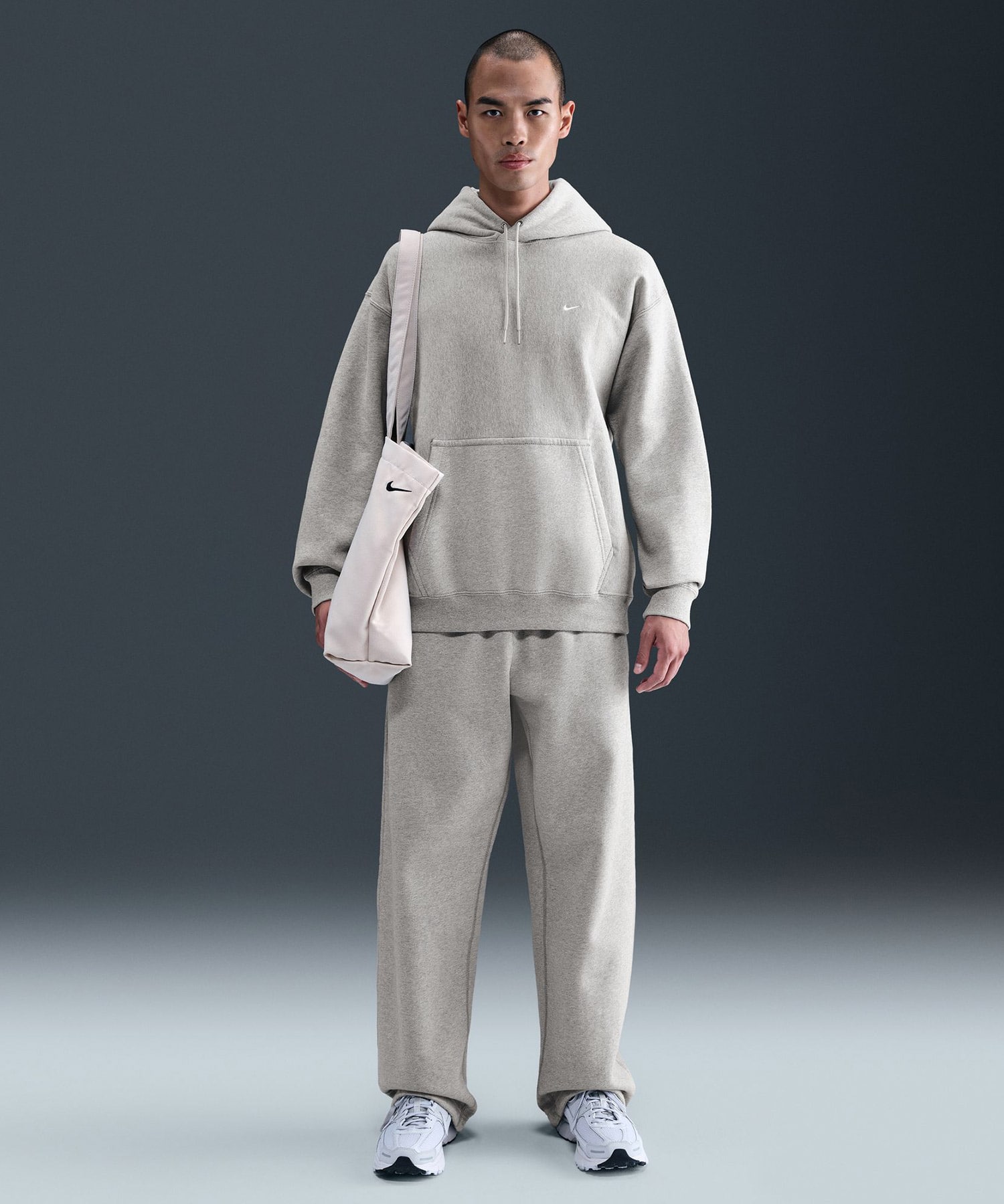 NIKE AS M NL SOLO SWSH BB PO HOODIE DK GREY HEATHER/LT SMOKE GREY/WHITEの画像