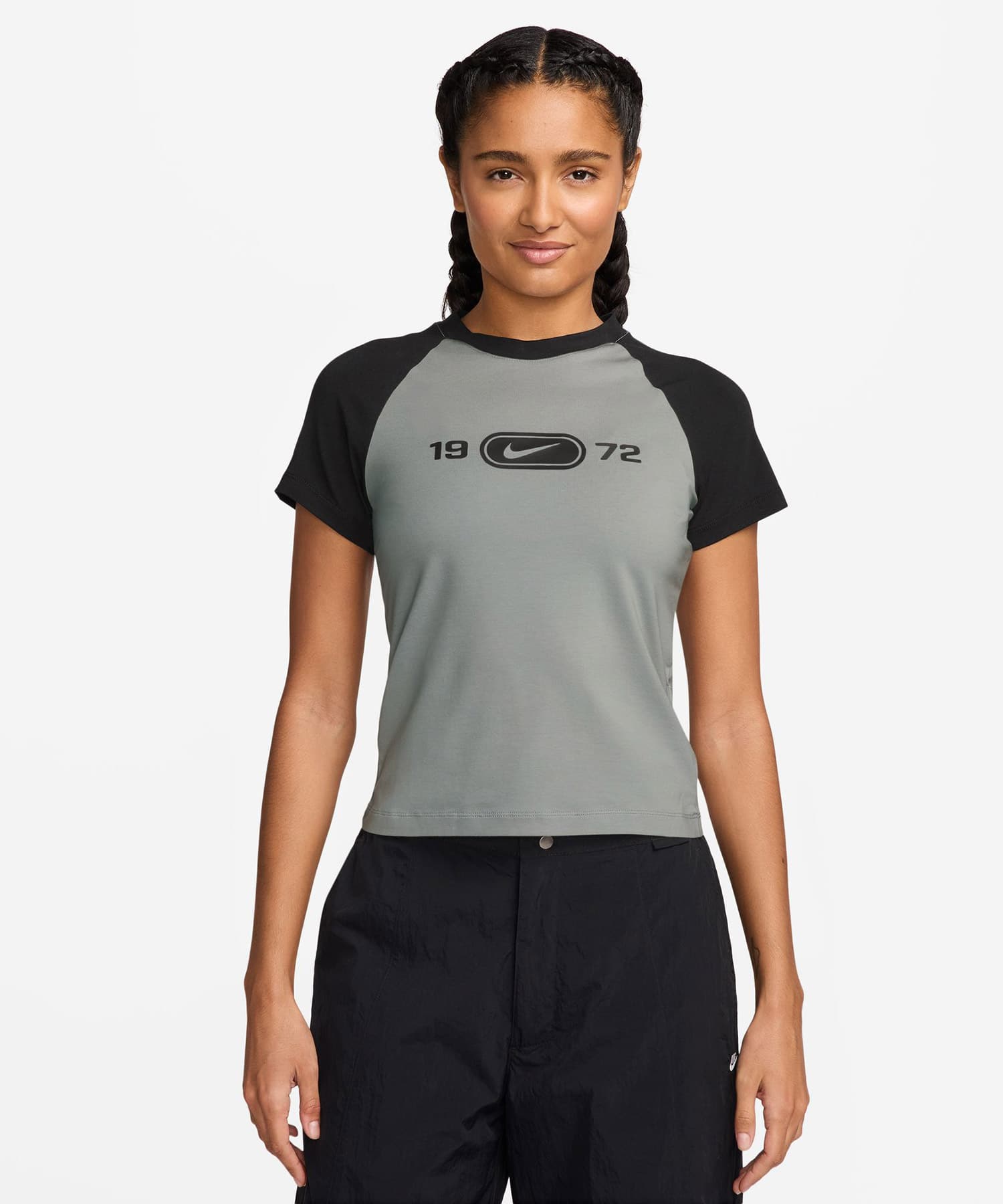 NIKE AS W NSW NK CHLL KNT TEE RGLN LT SMOKE GREY/BLACKの画像