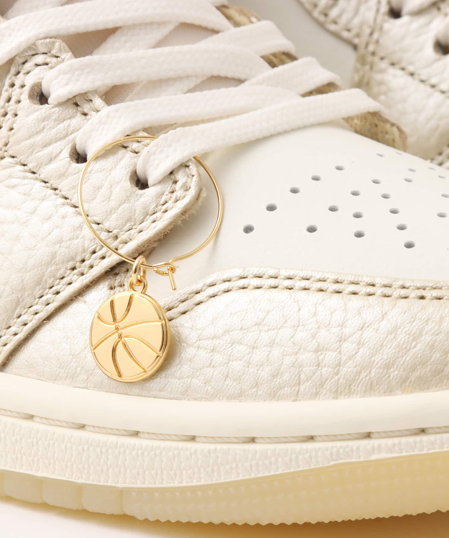 JORDAN BRAND WMNS AIR JORDAN 1 MID SE SAIL/TEAM GOLD-PALE IVORYの画像