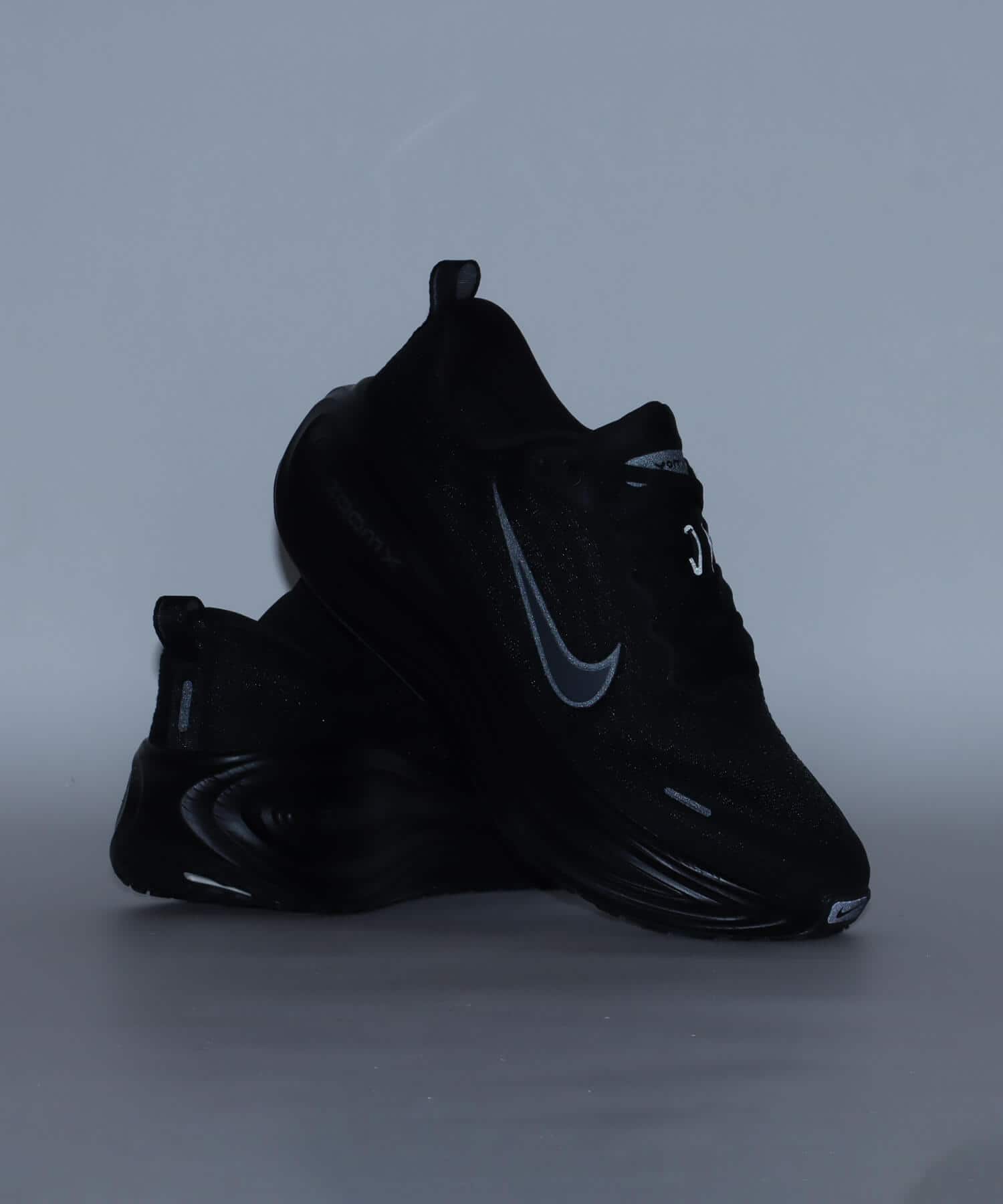 NIKE VOMERO PLUS BLACK/DK SMOKE GREY-MTLC DARK GREYの画像
