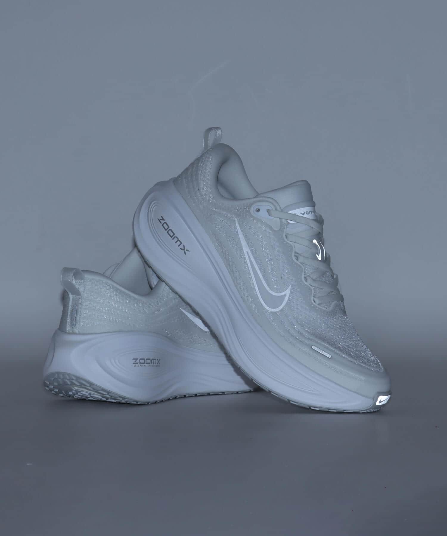 NIKE VOMERO PLUS WHITE/SUMMIT WHITE-PHOTON DUSTの画像